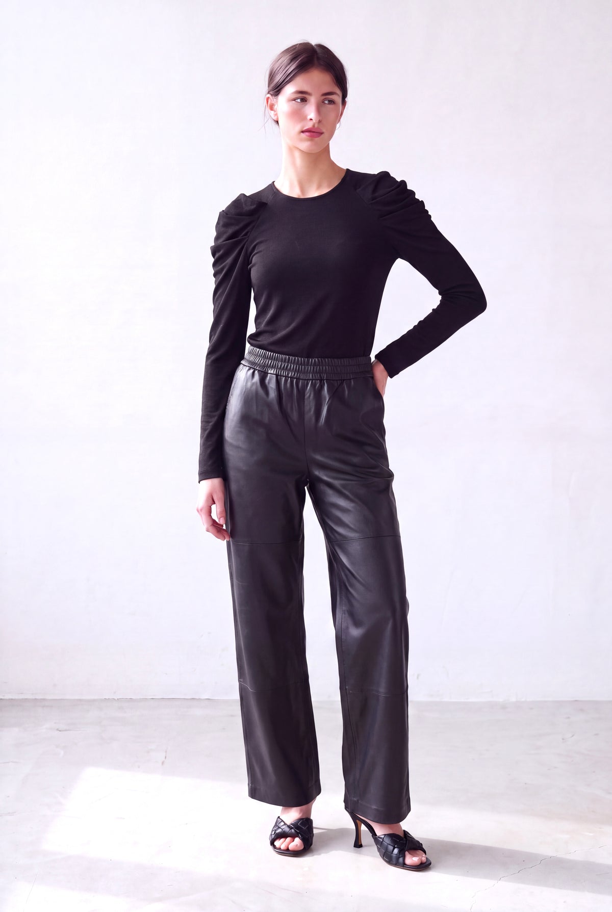 Parlak Siyah Kadın Parlak Siyah Dokulu Bisiklet Yaka Uzun Kollu Pile Detaylı Bluz ROXANNE - Top - Westmark London EU(TR) Store Organik Pamuklu Sürdürülebilir Moda