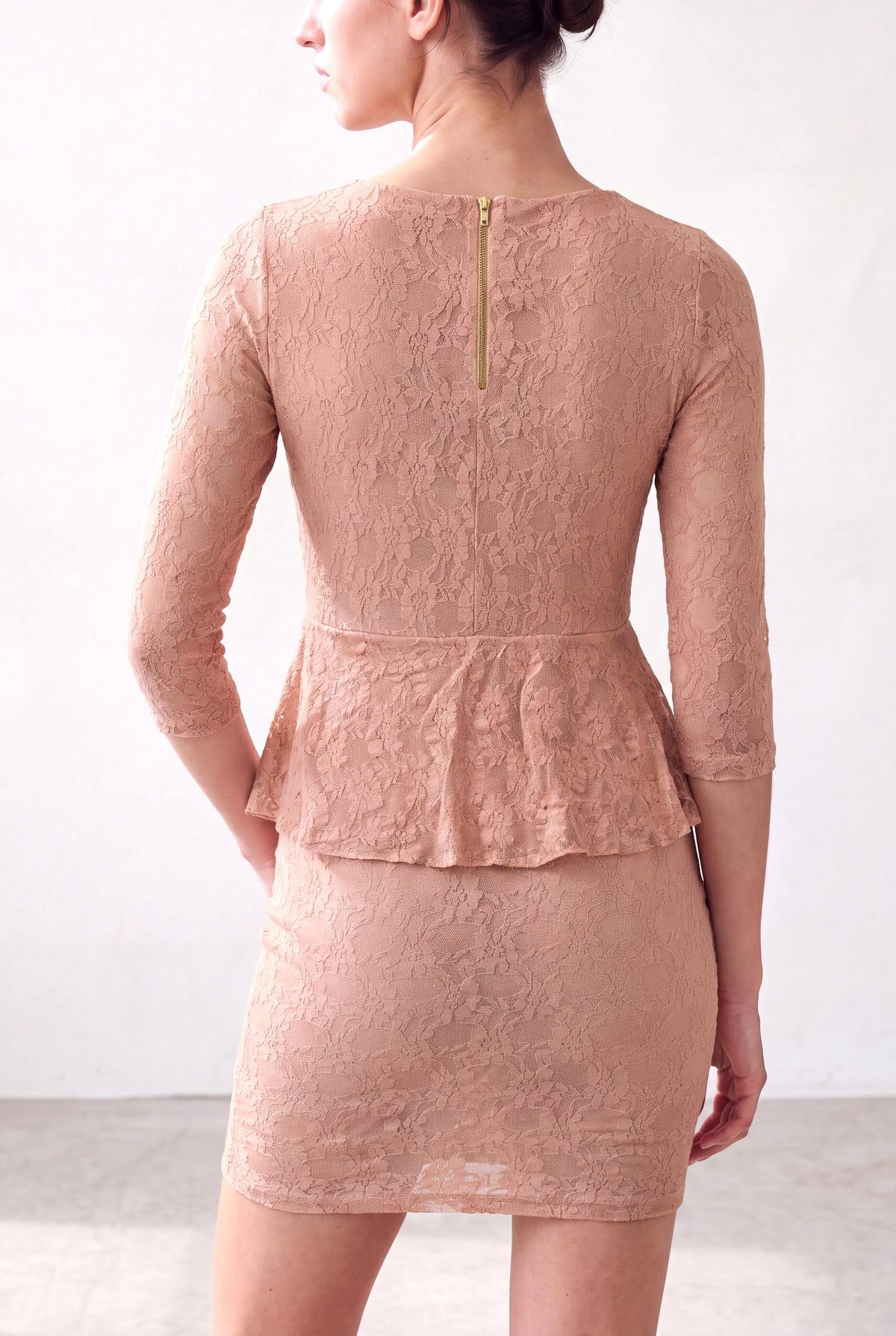Pembe Kadın Pembe Esnek Dantel Bisiklet Yaka 3/4 Kol Arkası Fermuarlı Bel Kısımı Volanlı Astarlı Elbise MAGGIE - Dress - Westmark London EU(TR) Store Organik Pamuklu Sürdürülebilir Moda