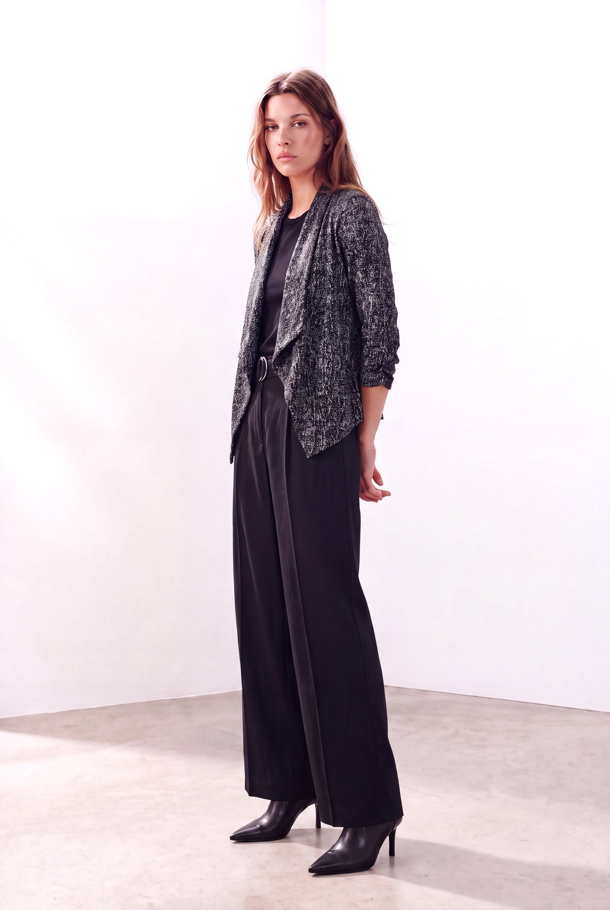 Siyah/ Parlak Gümüş Kadın Siyah/ Parlak Gümüş Viskon V Yaka 3/4 Kol Önü Asimetrik Kesim Dökümlü Kısa Hırka STACEY - Cardigan - Westmark London EU(TR) Store Organik Pamuklu Sürdürülebilir Moda
