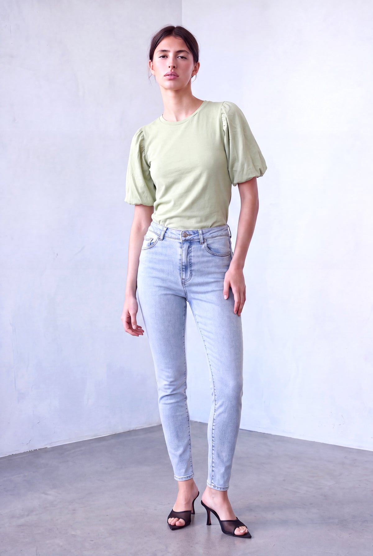 Açık Zeytin Yeşili Kadın Açık Zeytin Yeşili Pamuklu Bisiklet Yaka Kısa Balon Kollu Bluz JILL - Top - Westmark London EU(TR) Store Organik Pamuklu Sürdürülebilir Moda