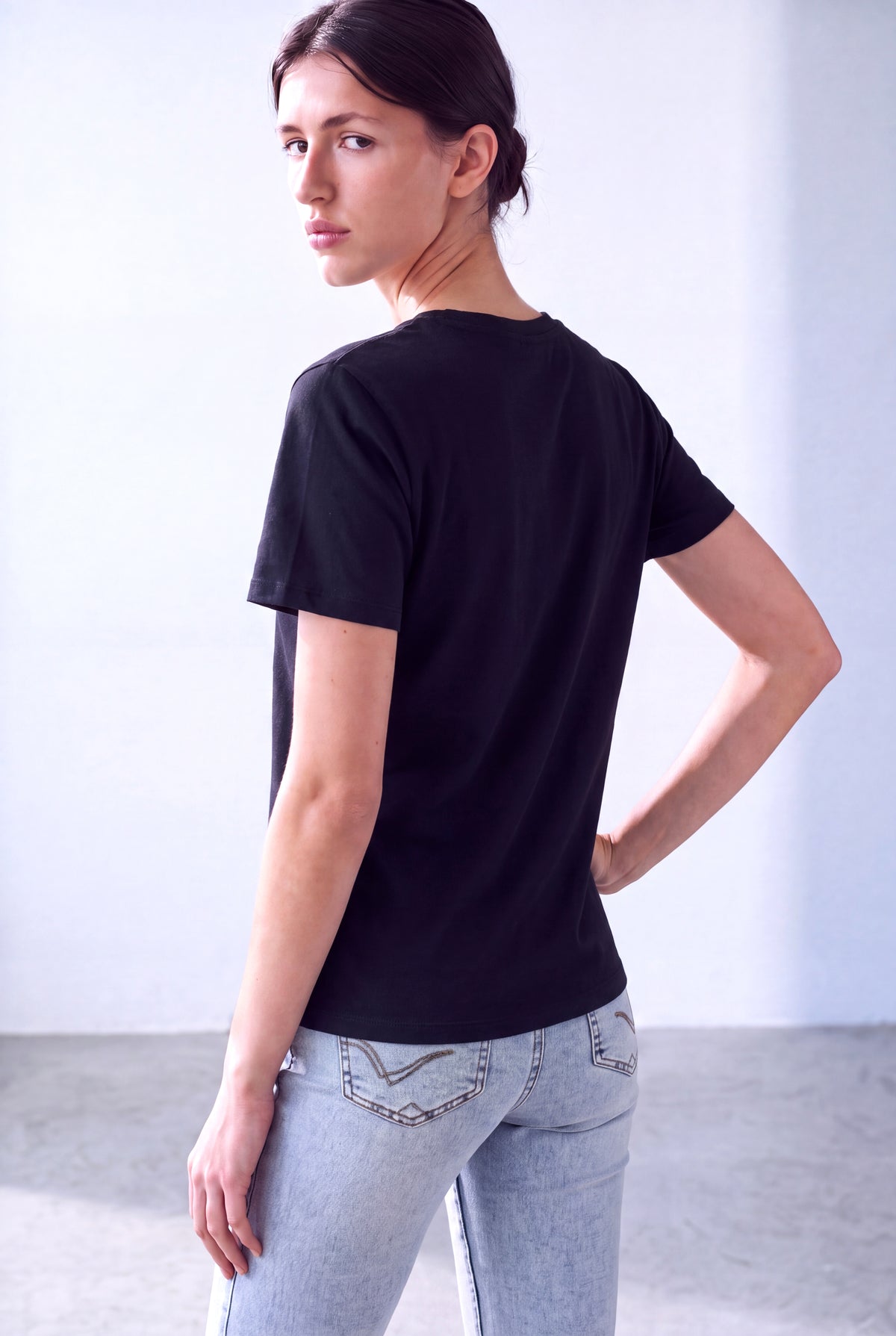Siyah Yıkamalı Kadın Siyah Yıkamalı Pamuklu Bisiklet Yaka Kısa Kollu Cep Detaylı T-Shirt DAVINA - Top - Westmark London EU(TR) Store Organik Pamuklu Sürdürülebilir Moda