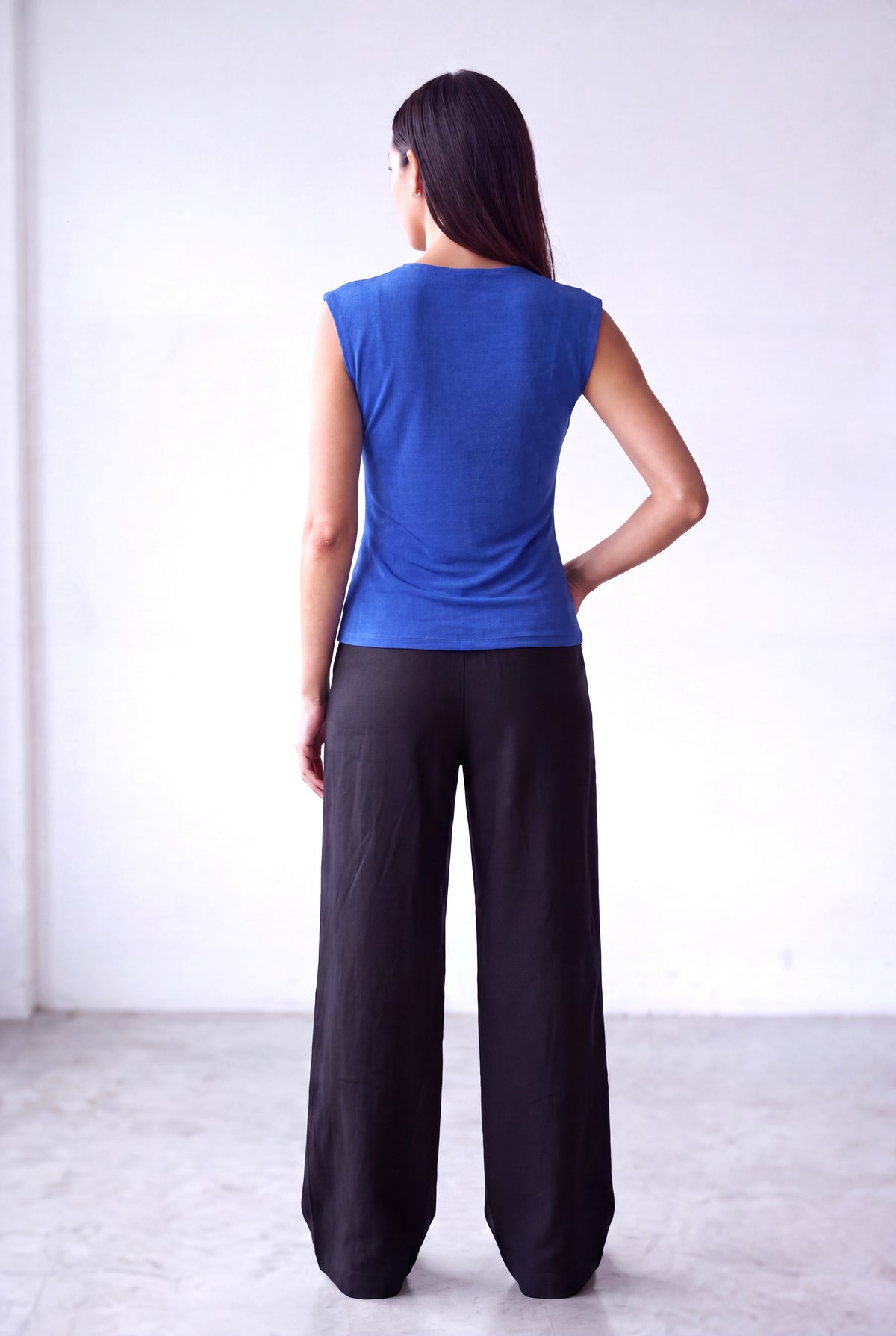 Parlak Koyu Mavi Kadın Parlak Koyu Mavi V Yaka Düşük Omuzlu Kısa Kol Düğüm Detaylı Bluz BERENICE - Top - Westmark London EU(TR) Store Organik Pamuklu Sürdürülebilir Moda