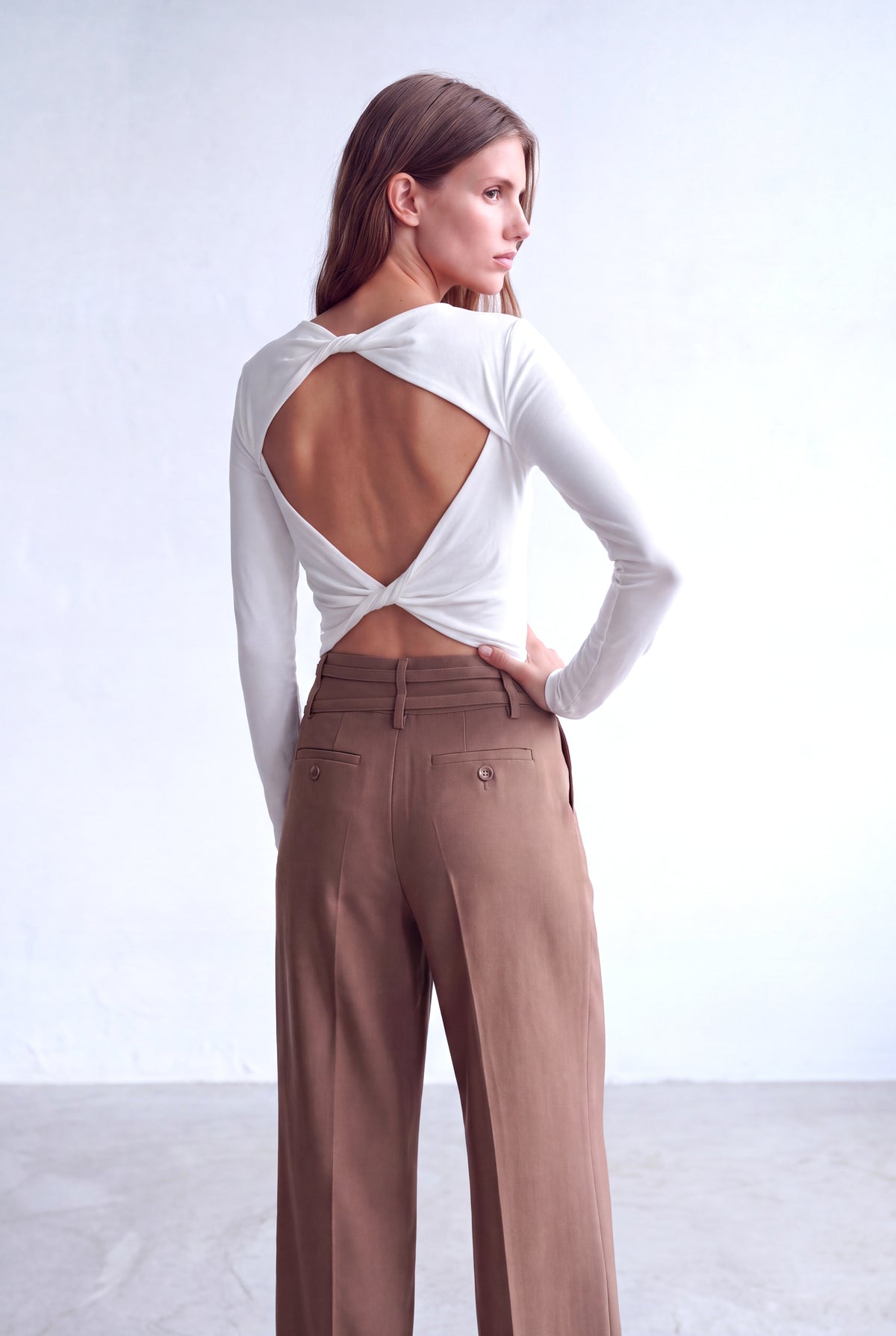 Beyaz Kadın Beyaz Pamuklu V Yaka Uzun Kollu Büküm Detaylı Sırt Dekolteli Crop Bluz LEXI - Top - Westmark London EU(TR) Store Organik Pamuklu Sürdürülebilir Moda