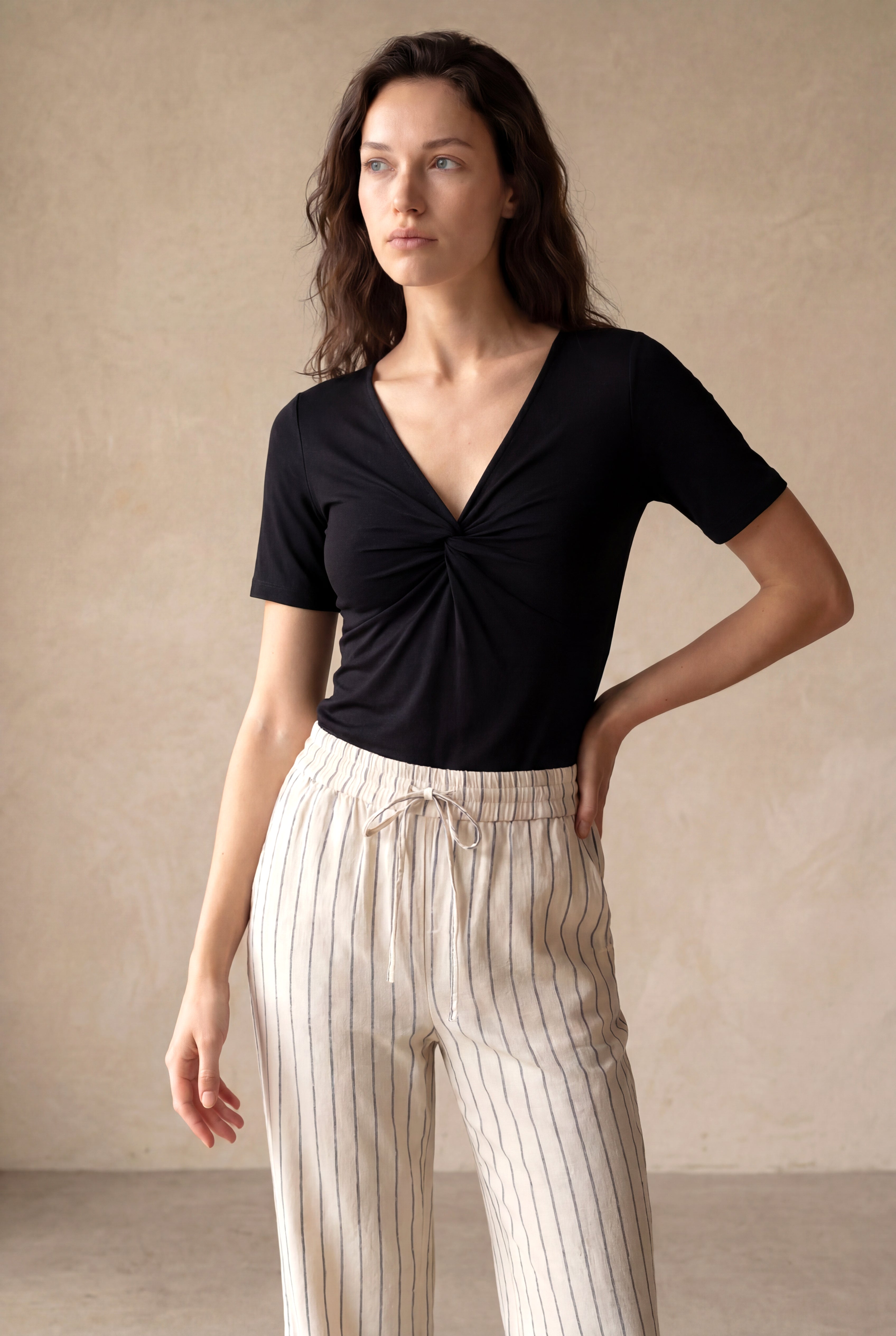 Kadın Regular Fit V-Yaka Pamuk / Elastan Kısa Kol Siyah Düğüm Detaylı T-Shirt SIENA - Top - Westmark London EU(TR) Store Organik Pamuklu Sürdürülebilir Moda