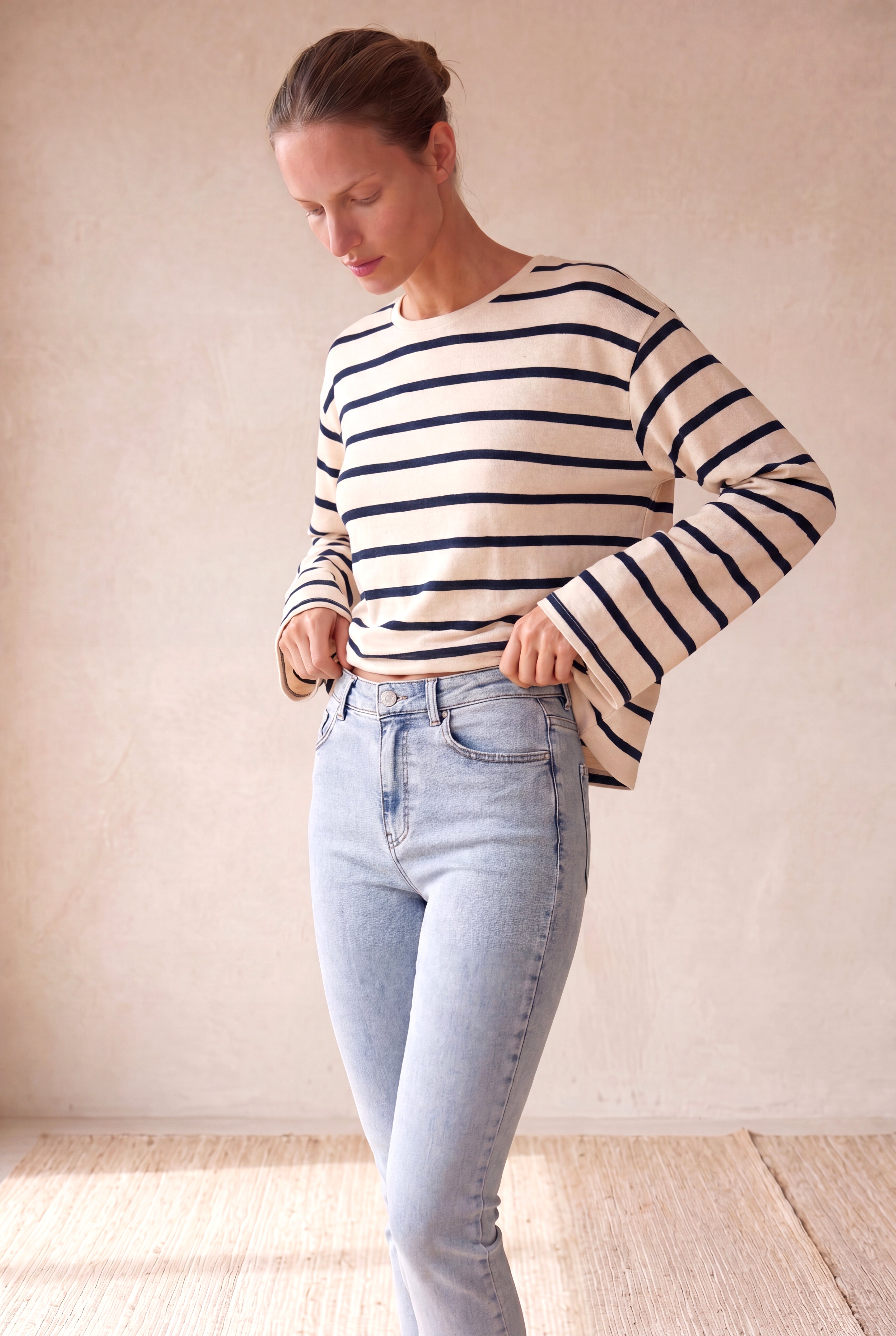 Kadın Ekru / Lacivert Çizgili %100 Pamuk Triko Görünümlü Oversize Fit Bisiklet Yaka Uzun Kollu Düşük Omuzlu T-Shirt BARBARA
