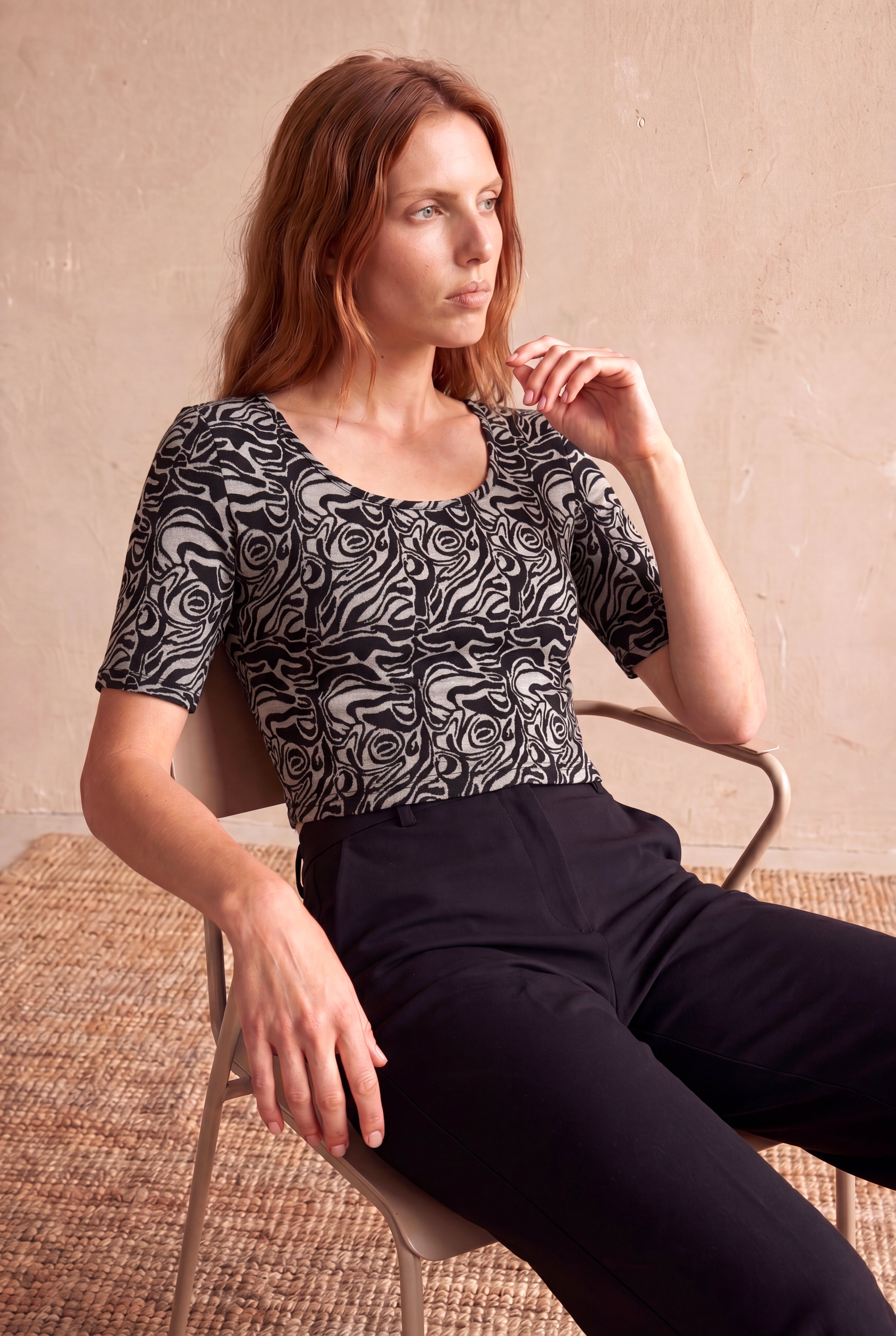 Kadın Siyah Desenli Jakarlı Regular Fit Geniş Bisiklet Yaka Yarım Kollu Crop Bluz JANA