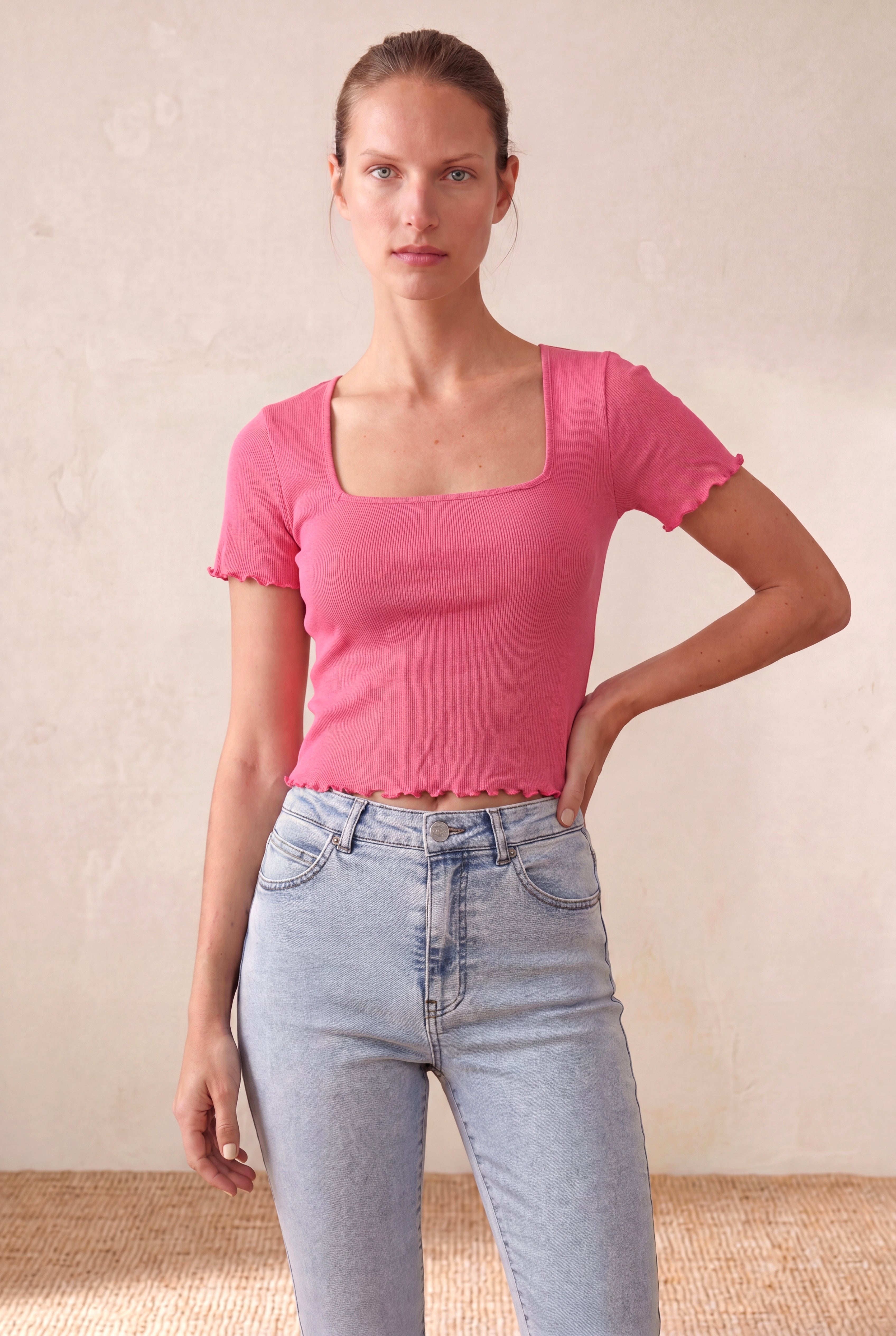 Kadın Fuşya %95 Pamuk / %5 Elastan Fitilli Kaşkorse Regular Fit Kare Yaka Kısa Kollu Baby Overlock Detaylı T-Shirt SUZY
