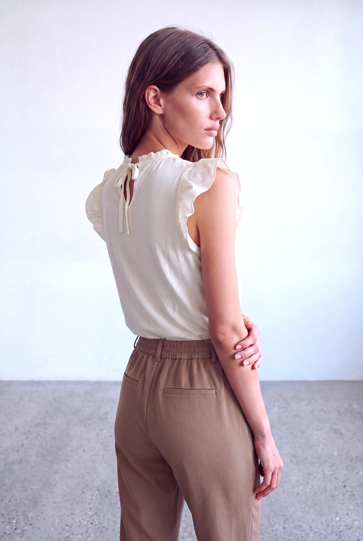 Beyaz Kadın Beyaz %100 Viskon Hafif Dik Yaka Fırfırlı Kısa Kol Göğüs Gipeli Arkadan Bağlamalı Bluz ELODIE - Top - Westmark London EU(TR) Store Organik Pamuklu Sürdürülebilir Moda