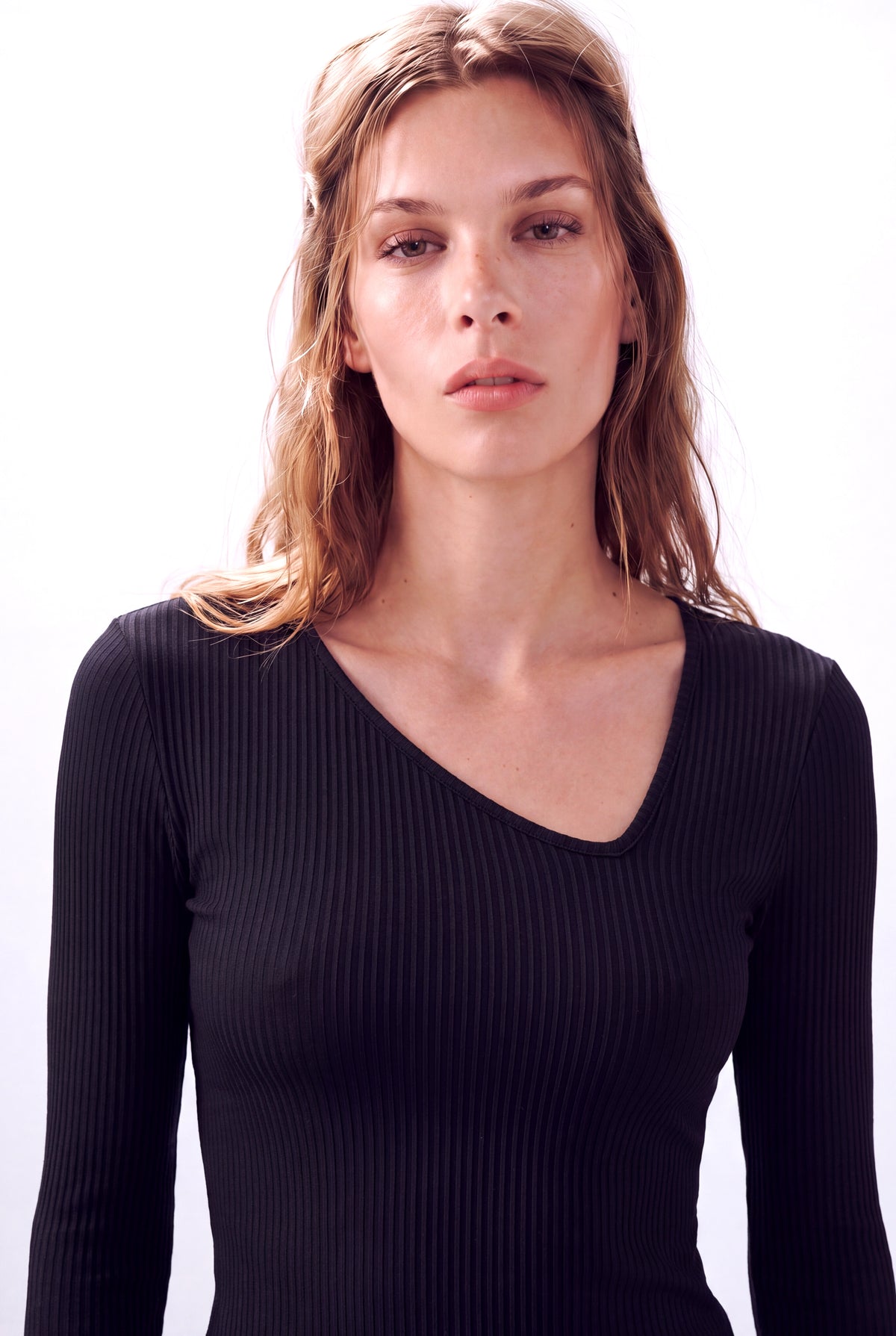 Siyah Kadın Siyah Jakarlı Asimetrik V Yaka Uzun Kollu Bluz DERVLA - Top - Westmark London EU(TR) Store Organik Pamuklu Sürdürülebilir Moda