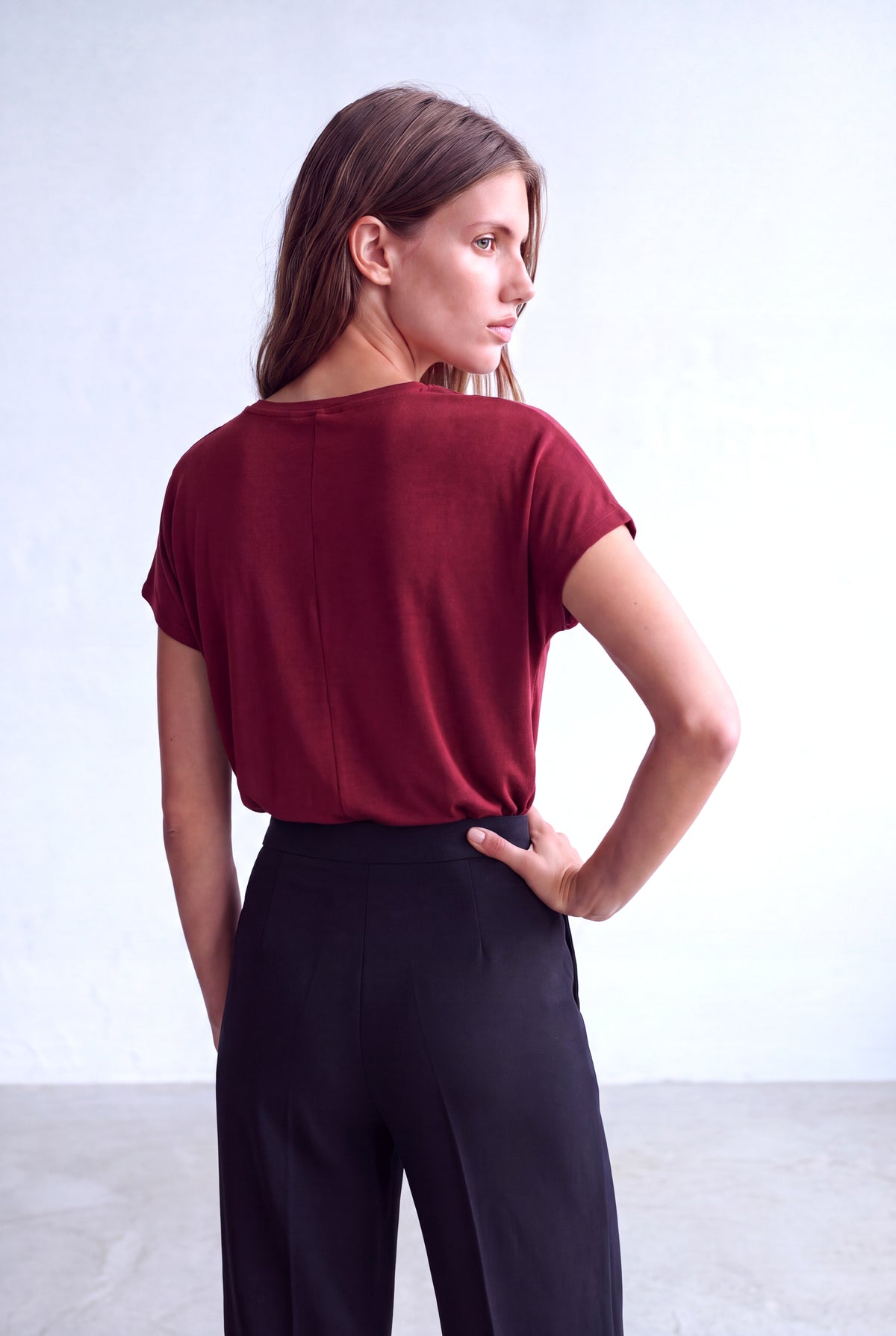 Koyu Kırmızı Kadın Koyu Kırmızı Dokulu V Yaka Kısa Kol Etek Ucu Büzgülü Bluz BETHANY - Top - Westmark London EU(TR) Store Organik Pamuklu Sürdürülebilir Moda