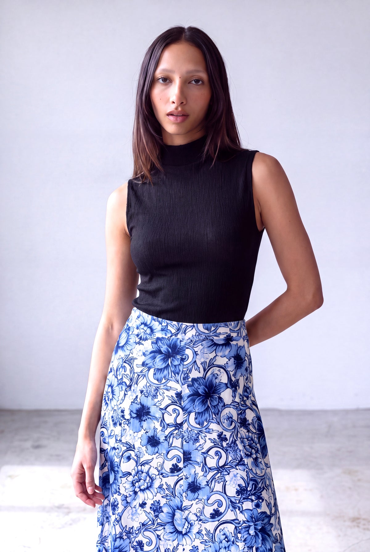 Siyah Kadın Siyah Dokulu Kumaş Yarım Balıkçı Yaka Kolsuz Dikey Belirgin Çizgilere Sahip Kumaş Bluz JANE - Top - Westmark London EU(TR) Store Organik Pamuklu Sürdürülebilir Moda