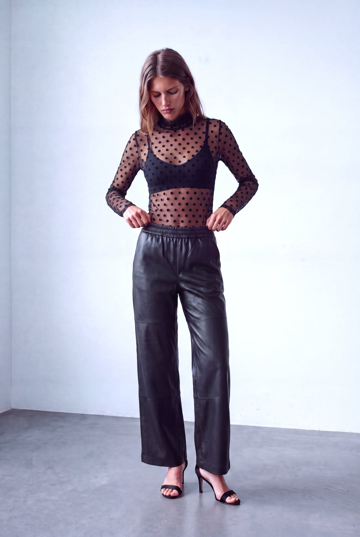 Siyah Puantiyeli Kadın Siyah Puantiyeli Transparan Balıkçı Yaka Uzun Kollu Sırtta Fermuar Detaylı Bluz SALOME - Top - Westmark London EU(TR) Store Organik Pamuklu Sürdürülebilir Moda