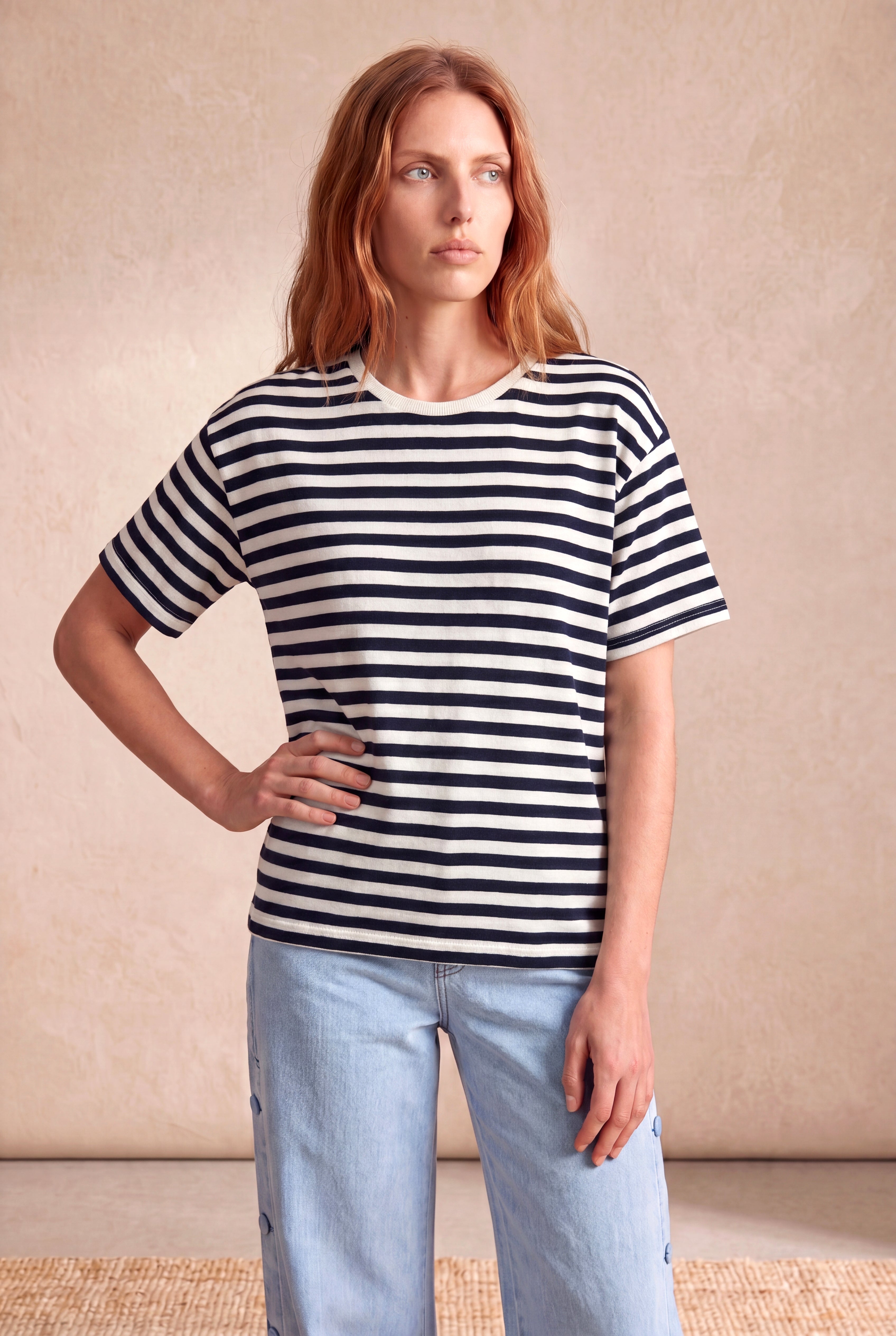 Kadın Ekru / Lacivert Çizgili %100 Pamuk Triko Görünümlü Oversize Fit Bisiklet Yaka Kısa Kollu Düşük Omuzlu T-Shirt BARBARA