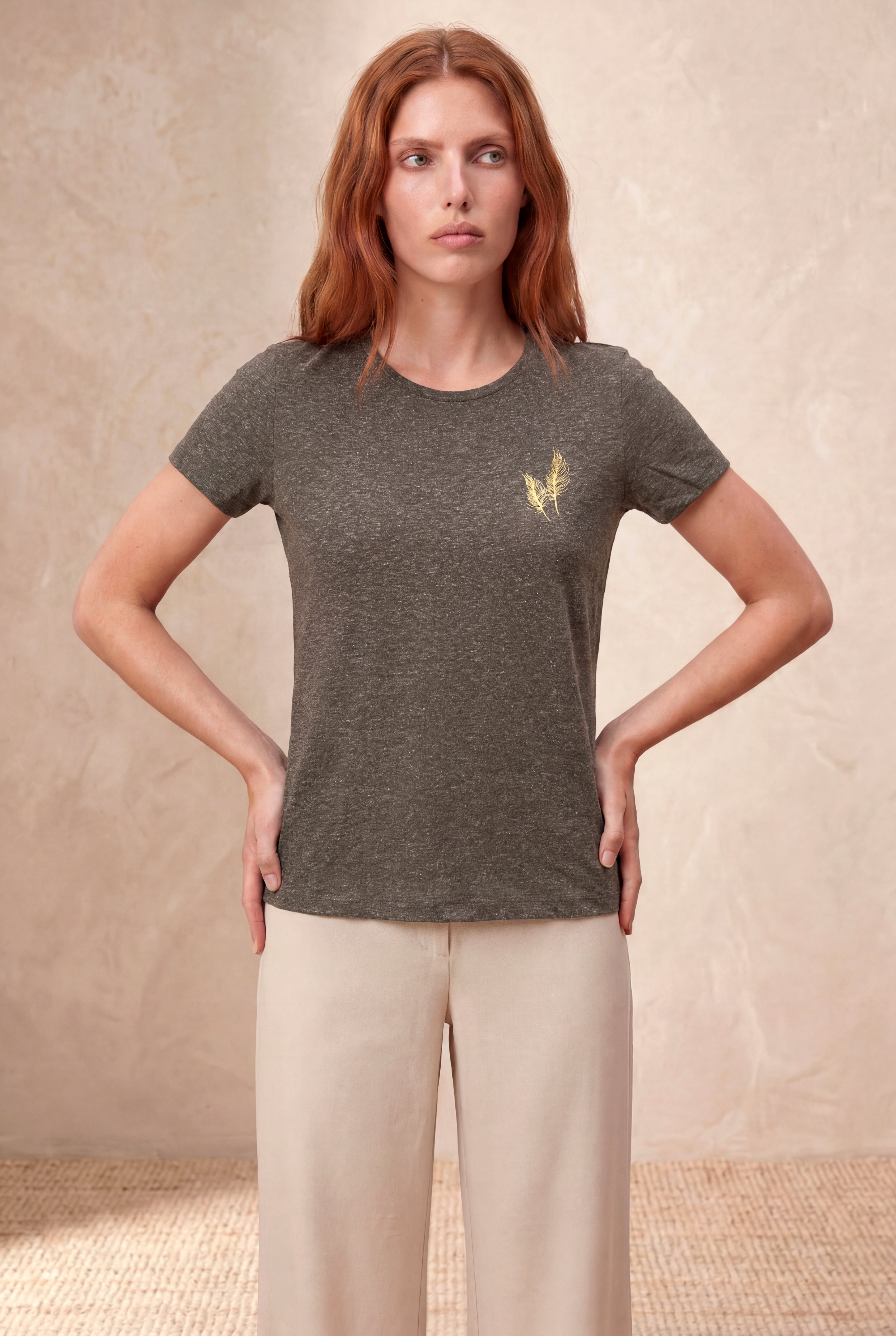 Kadın Haki Kırçıllı Kumaş Regular Fit Bisiklet Yaka Kısa Kollu Gold Yaprak Baskılı T-Shirt SIMONE