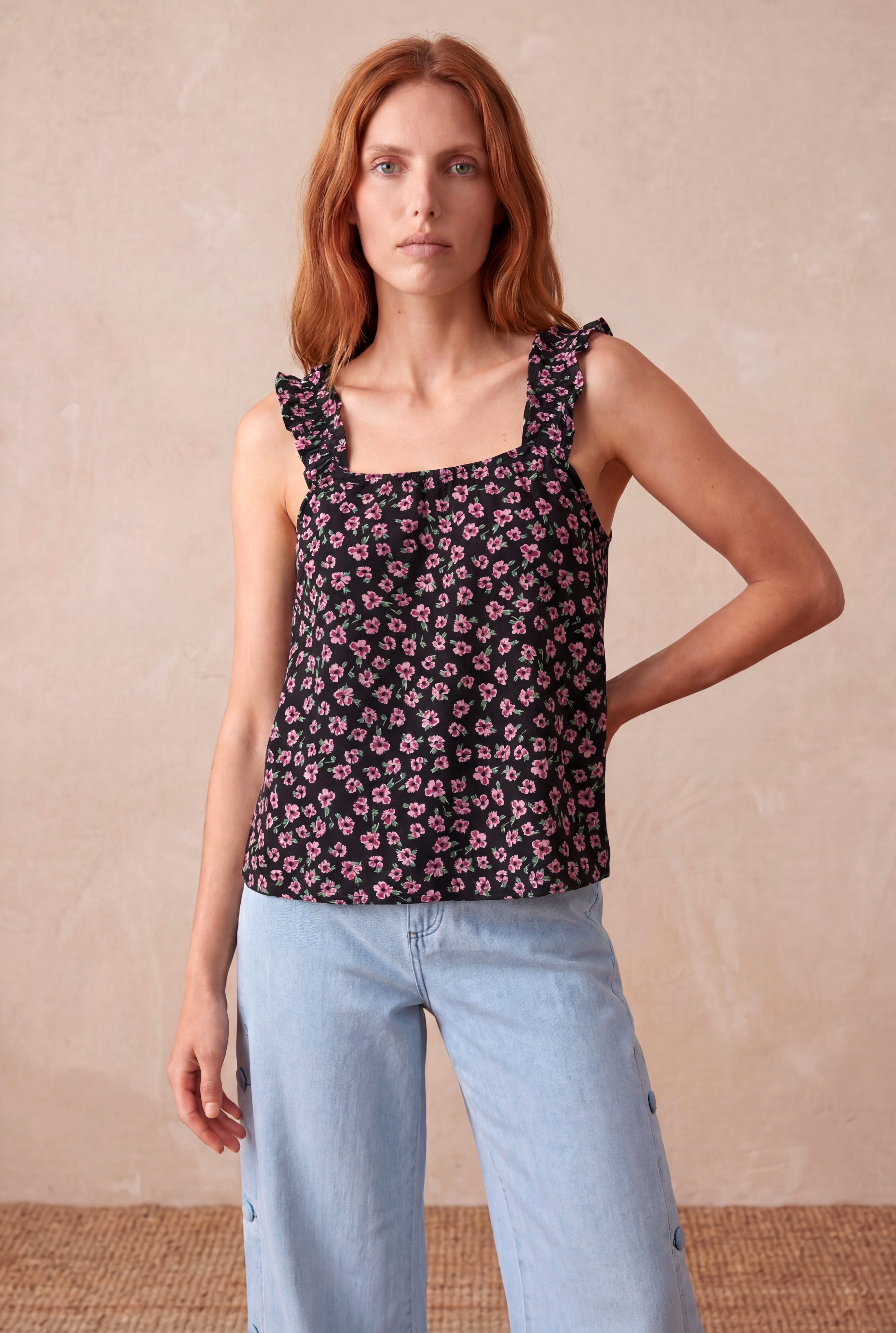 Kadın Siyah / Pembe Çiçek Desenli Relaxed Fit Kare Yaka Fırfır Askılı Bluz MELINA