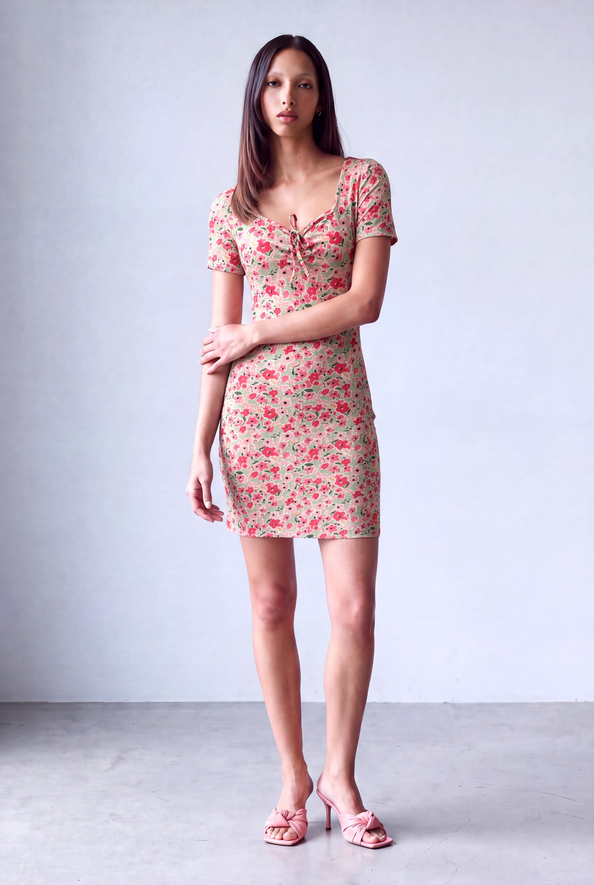Kırmızı Çiçek Desenli Kadın Kırmızı Çiçek Desenli Krinkle Kumaş Kare Yaka Kısa Kollu göğüs büzgülü Elbise CARLY - Dress - Westmark London EU(TR) Store Organik Pamuklu Sürdürülebilir Moda