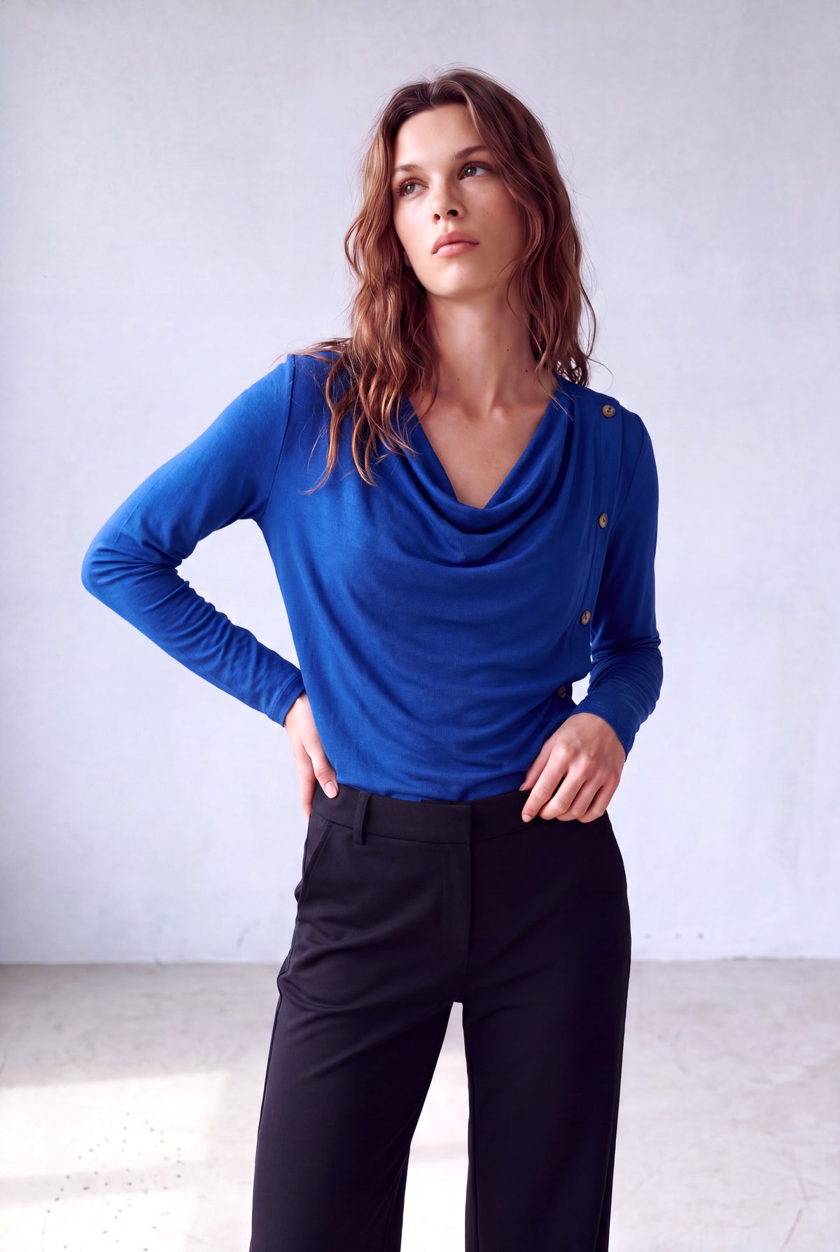 Kobalt Mavi Kadın Kobalt Mavi Viskon Karışımlı Dökümlü Degaje Yaka Uzun Kollu Düğme Detaylı Bluz FELICIA - Top - Westmark London EU(TR) Store Organik Pamuklu Sürdürülebilir Moda