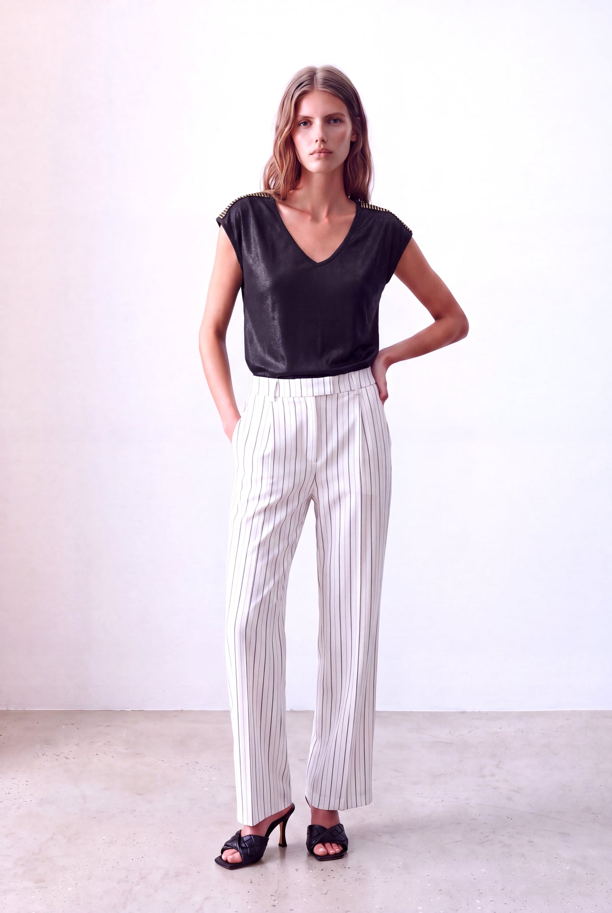 Işıltılı Siyah Kadın Işıltılı Siyah Modal V Yaka Kısa Kol Omuz Taş Detaylı Bluz SHAUNA - Top - Westmark London EU(TR) Store Organik Pamuklu Sürdürülebilir Moda