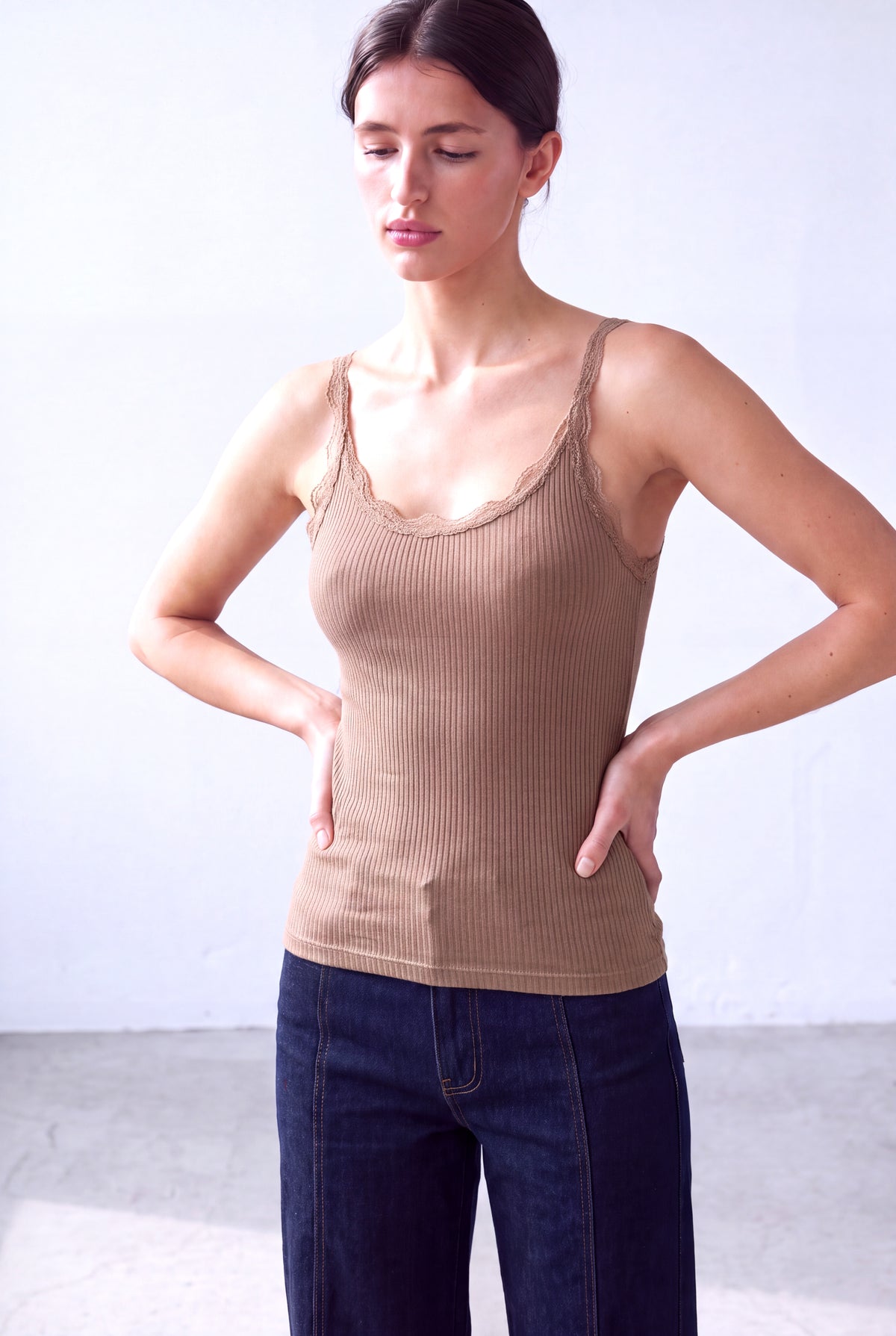 Kum Rengi Kadın Kum Rengi Viskon Ribana Askılı Kolsuz Yakası Dantel Detaylı T-Shirt MABEL - Top - Westmark London EU(TR) Store Organik Pamuklu Sürdürülebilir Moda