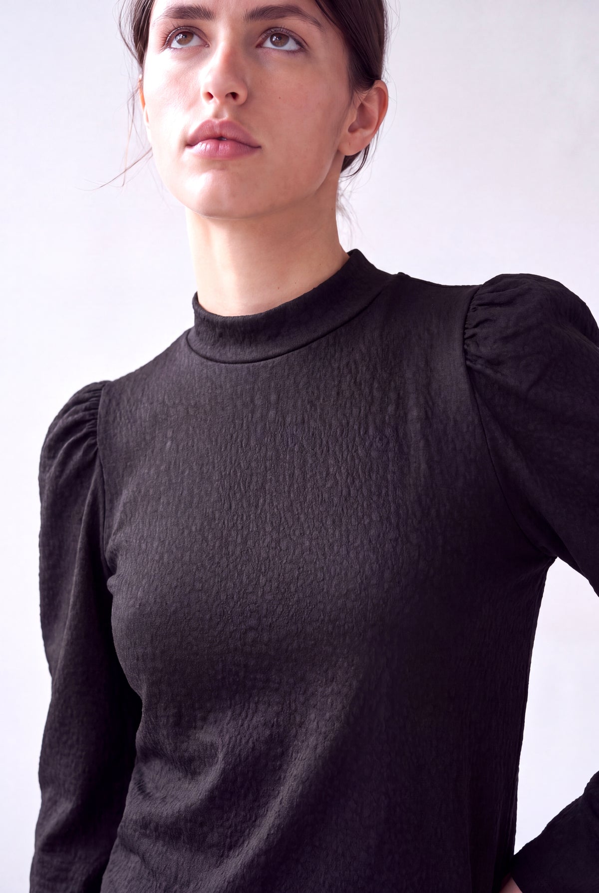 Siyah Kadın Siyah Kabartmalı Dokulu Dik Yaka Uzun Balon Kollu Arka Düğme Kapamalı Bluz LIA - Top - Westmark London EU(TR) Store Organik Pamuklu Sürdürülebilir Moda