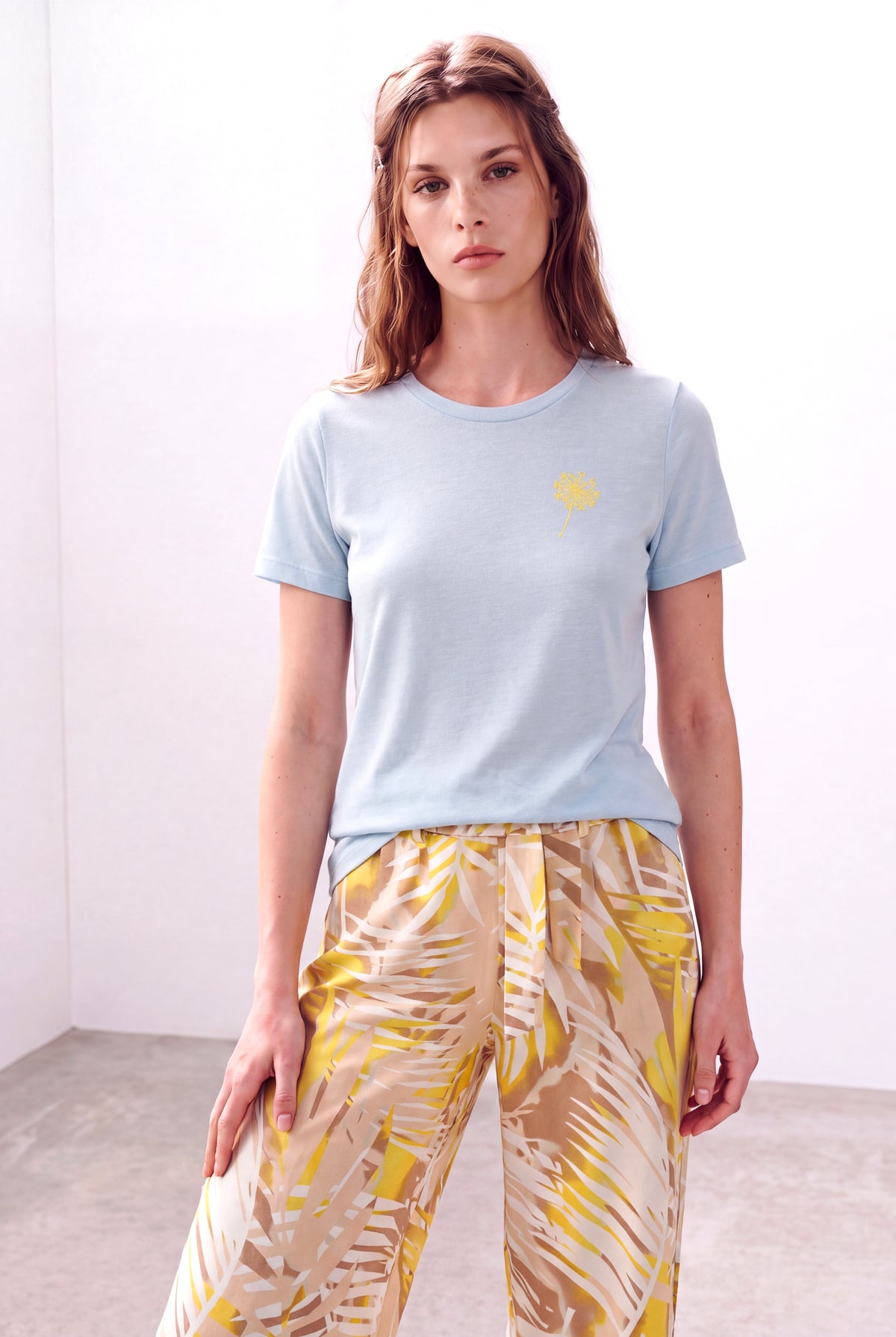 Mavi Kadın Mavi Keten Karışımlı Yumuşak Dokulu Geniş Bisiklet Yaka Kısa Kollu Nakış Detaylı T-Shirt INES - Top - Westmark London EU(TR) Store Organik Pamuklu Sürdürülebilir Moda