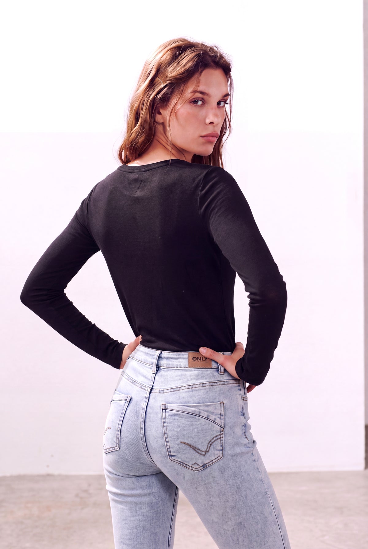 Siyah Kadın Siyah Viskon Karışımlı Bisiklet Yaka Uzun Kollu Yırtmaç Detaylı Bluz BONNIE - Top - Westmark London EU(TR) Store Organik Pamuklu Sürdürülebilir Moda