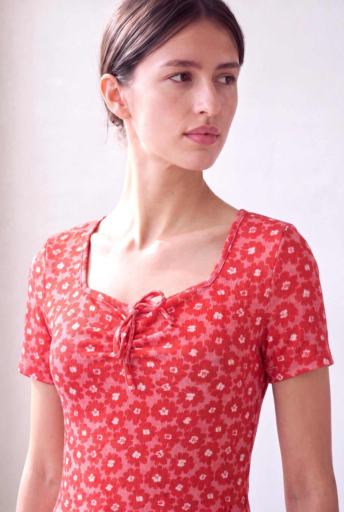 Kırmızı Çiçekli Kadın Kırmızı Çiçekli Krinkle Kumaş Kare Yaka Kısa Kollu göğüs büzgülü Elbise CARLY - Dress - Westmark London EU(TR) Store Organik Pamuklu Sürdürülebilir Moda