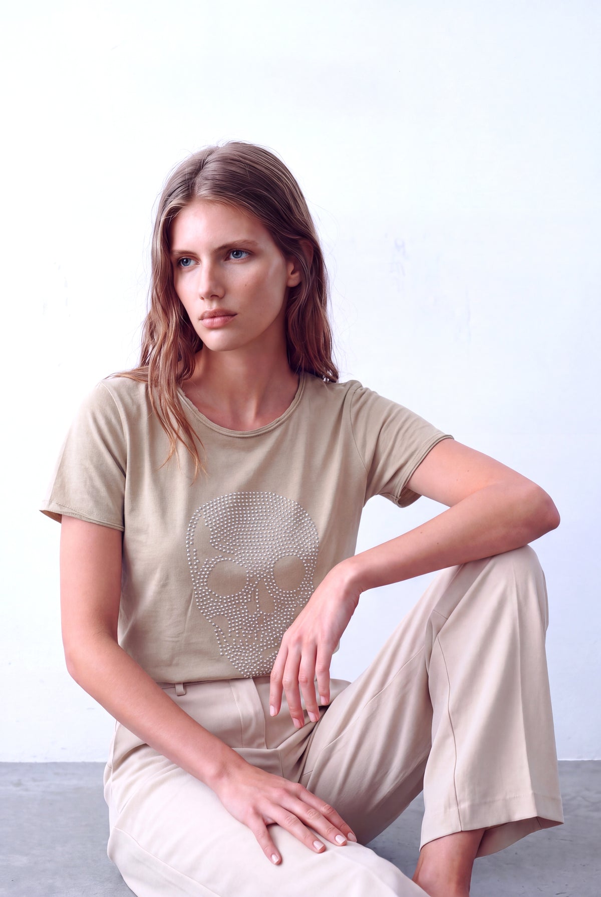 Taş Rengi Kadın Taş Rengi Pamuklu Bisiklet Yaka Kısa Kollu Kurukafa İşlemeli T-Shirt CAROL - Top - Westmark London EU(TR) Store Organik Pamuklu Sürdürülebilir Moda