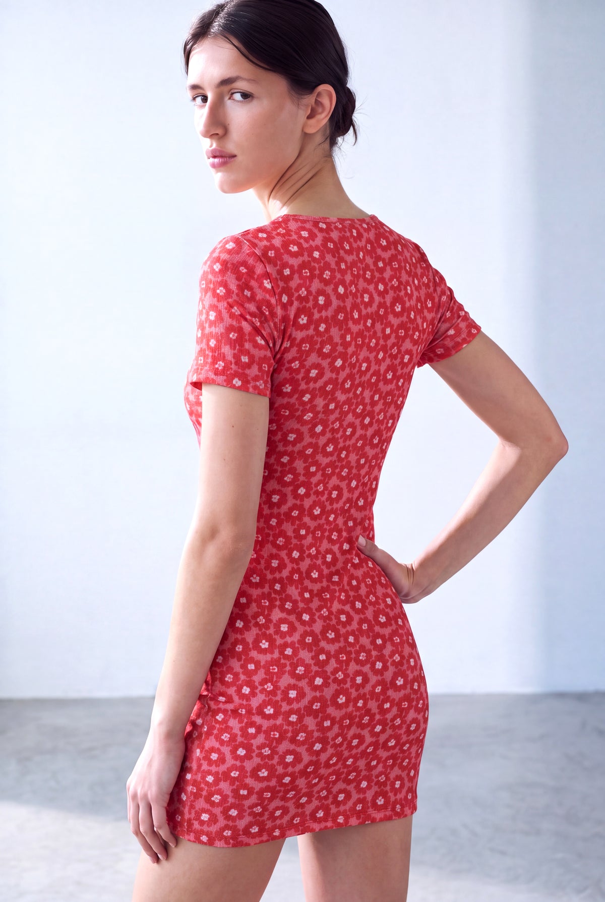 Kırmızı Çiçekli Kadın Kırmızı Çiçekli Krinkle Kumaş Kare Yaka Kısa Kollu göğüs büzgülü Elbise CARLY - Dress - Westmark London EU(TR) Store Organik Pamuklu Sürdürülebilir Moda