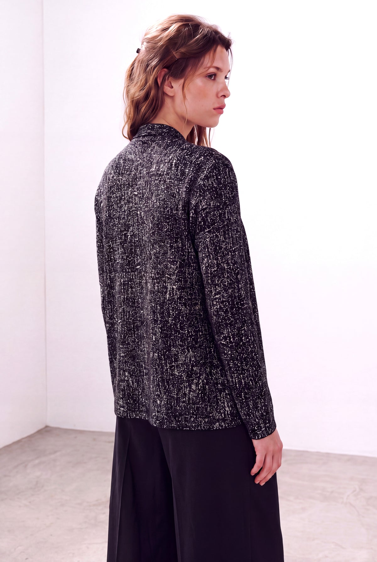 Siyah/ Parlak Gümüş Kadın Siyah/ Parlak Gümüş Viskon V Yaka 3/4 Kol Önü Asimetrik Kesim Dökümlü Kısa Hırka STACEY - Cardigan - Westmark London EU(TR) Store Organik Pamuklu Sürdürülebilir Moda