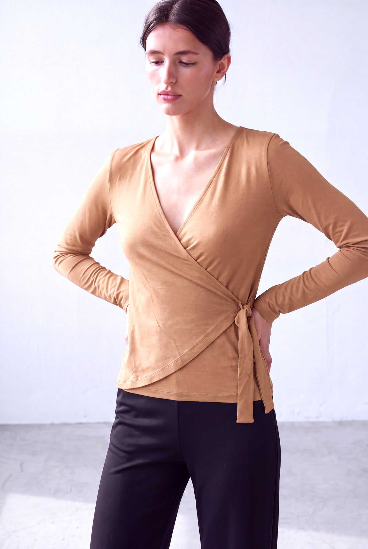 Açık Kahve Kadın Açık Kahve Modal / Pamuk Karışımlı V Yaka Uzun Kollu Yandan Bağlamalı Bluz PAULINE - Top - Westmark London EU(TR) Store Organik Pamuklu Sürdürülebilir Moda