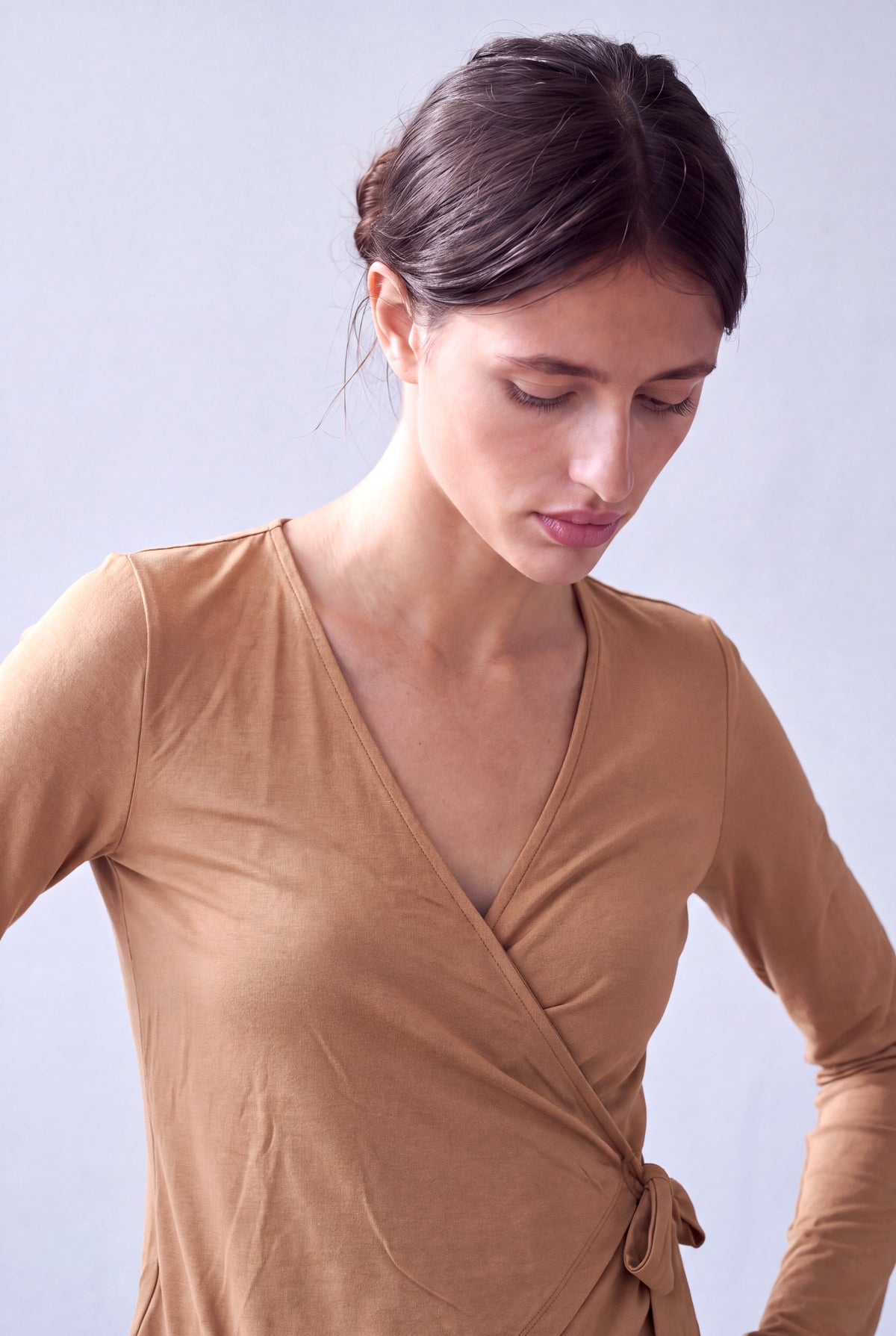 Açık Kahve Kadın Açık Kahve Modal / Pamuk Karışımlı V Yaka Uzun Kollu Yandan Bağlamalı Bluz PAULINE - Top - Westmark London EU(TR) Store Organik Pamuklu Sürdürülebilir Moda