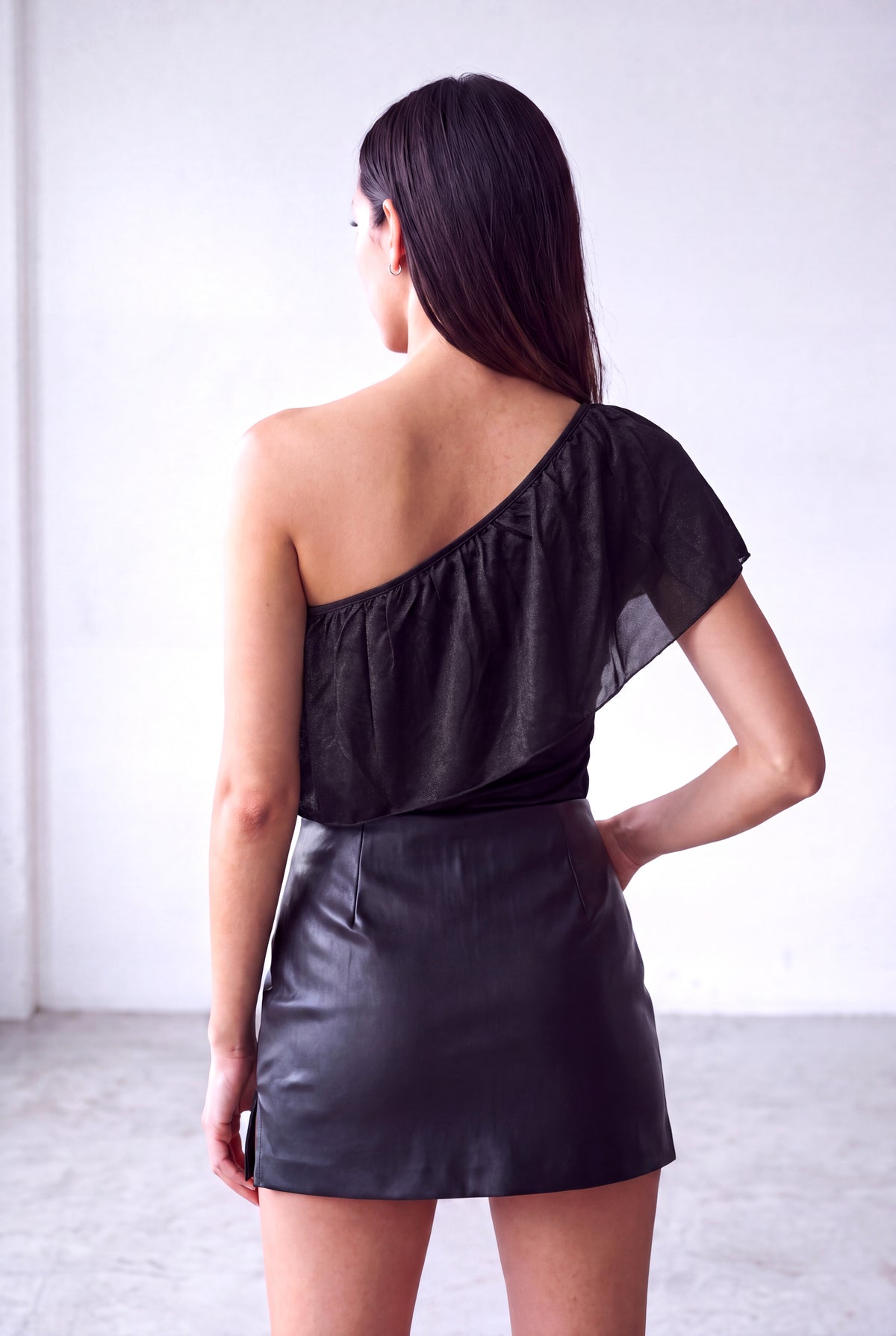 Işıltılı Siyah Kadın Işıltılı Siyah Viskon Asimetrik yaka Tek Omuz Volanlı Bluz HARPER - Top - Westmark London EU(TR) Store Organik Pamuklu Sürdürülebilir Moda