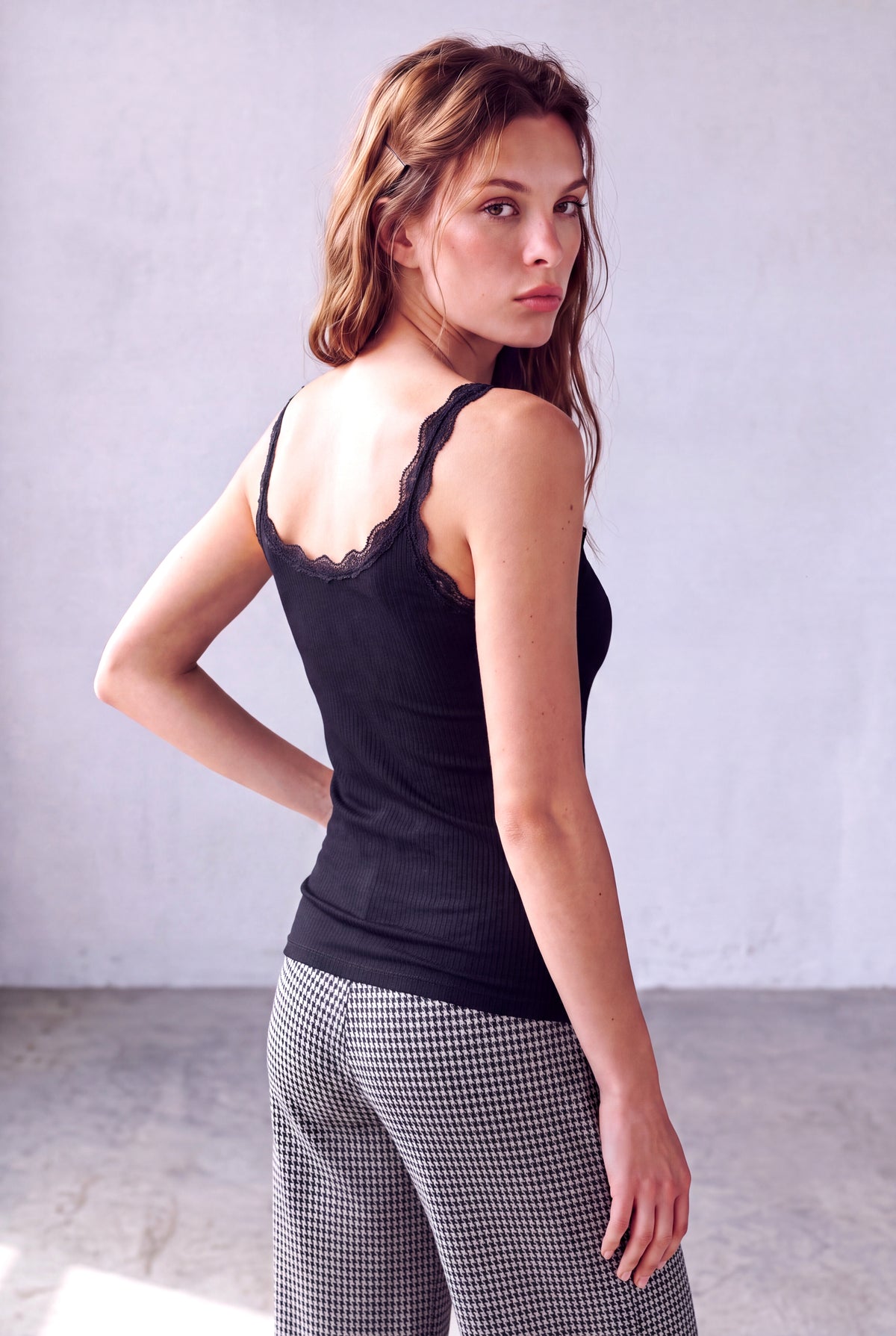 Siyah Kadın Siyah Viskon Ribana Askılı Kolsuz Yakası Dantel Detaylı T-Shirt MABEL - Top - Westmark London EU(TR) Store Organik Pamuklu Sürdürülebilir Moda