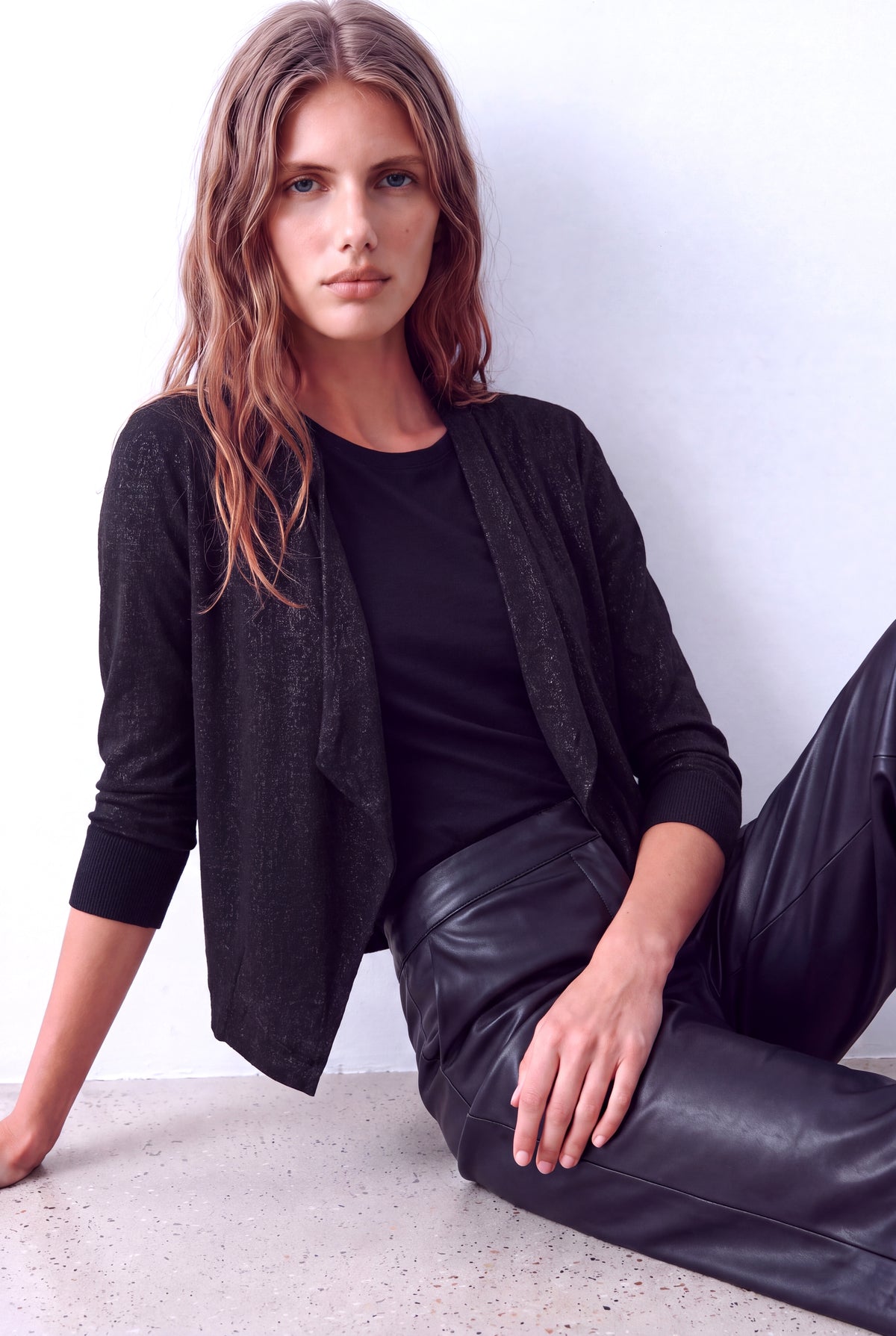 Siyah / Gümüş Parıltılı Kadın Siyah / Gümüş Parıltılı Viskon V Yaka 3/4 Kol Önü Asimetrik Kesim Dökümlü Kısa Hırka STACEY - Cardigan - Westmark London EU(TR) Store Organik Pamuklu Sürdürülebilir Moda