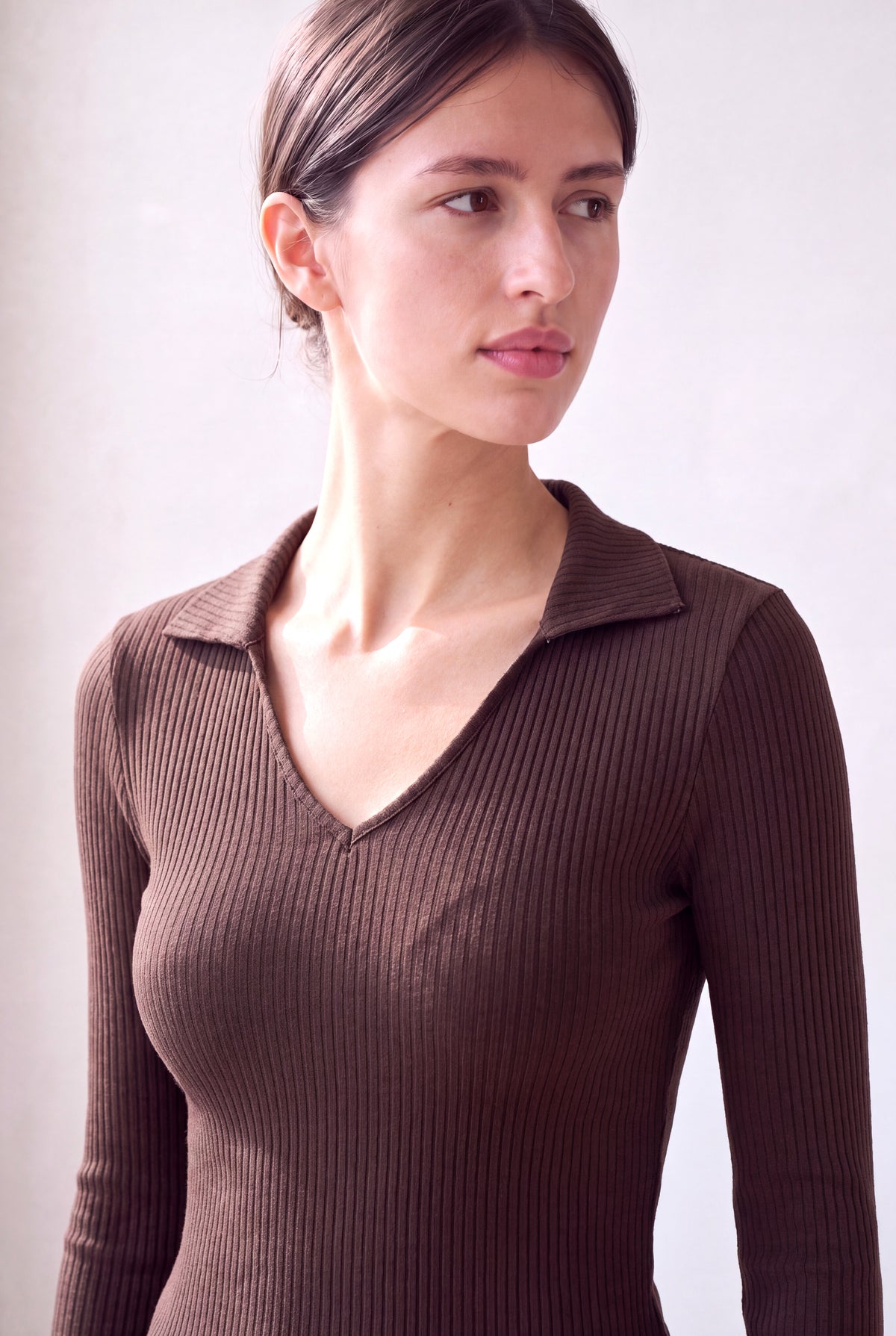 Kahverengi Kadın Kahverengi Viskon Karışımlı Ribana Derin Polo Yaka Uzun Kollu T-Shirt ELOISE - Top - Westmark London EU(TR) Store Organik Pamuklu Sürdürülebilir Moda