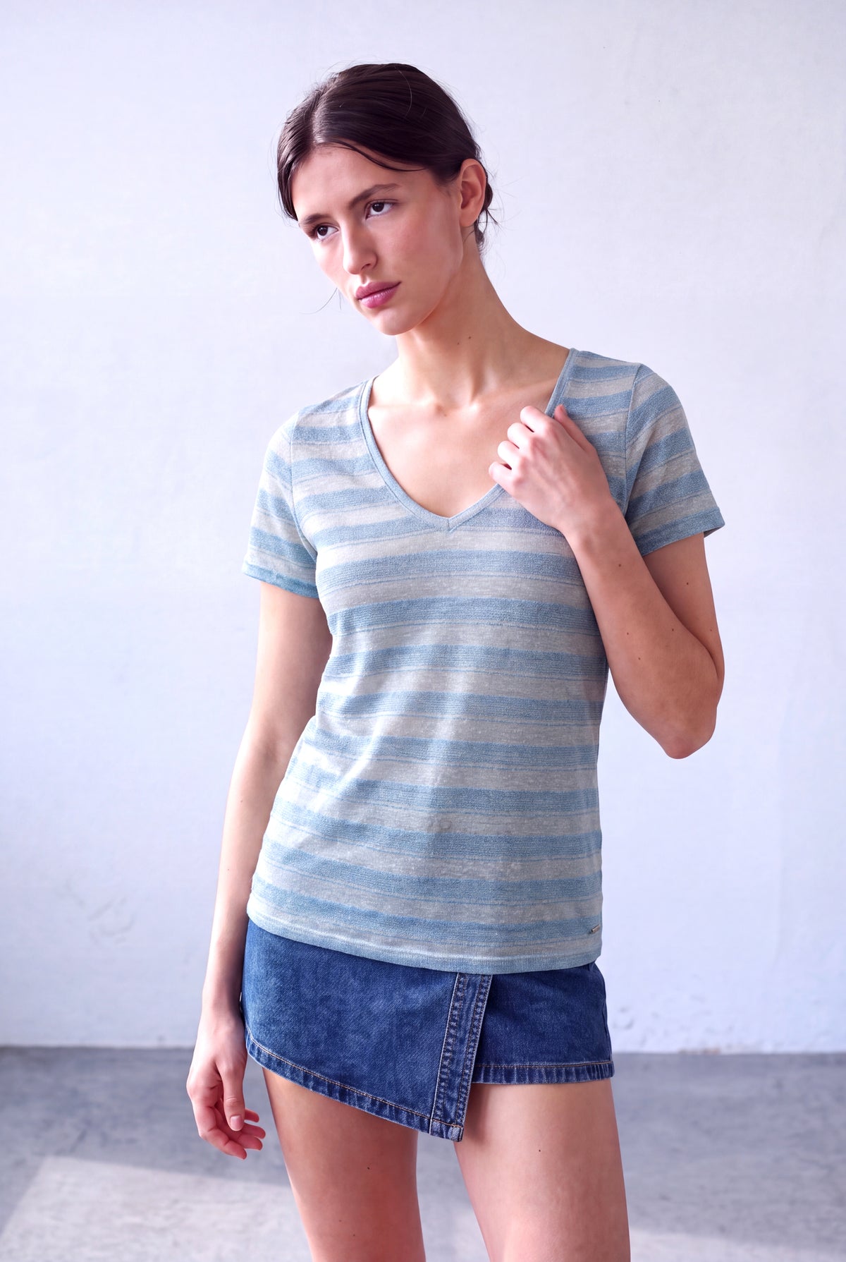 Mavi Çizgili Kadın Mavi Çizgili Keten Karışımlı Hafif Dokulu V Yaka Kısa Kollu T-Shirt COLETTE - Top - Westmark London EU(TR) Store Organik Pamuklu Sürdürülebilir Moda
