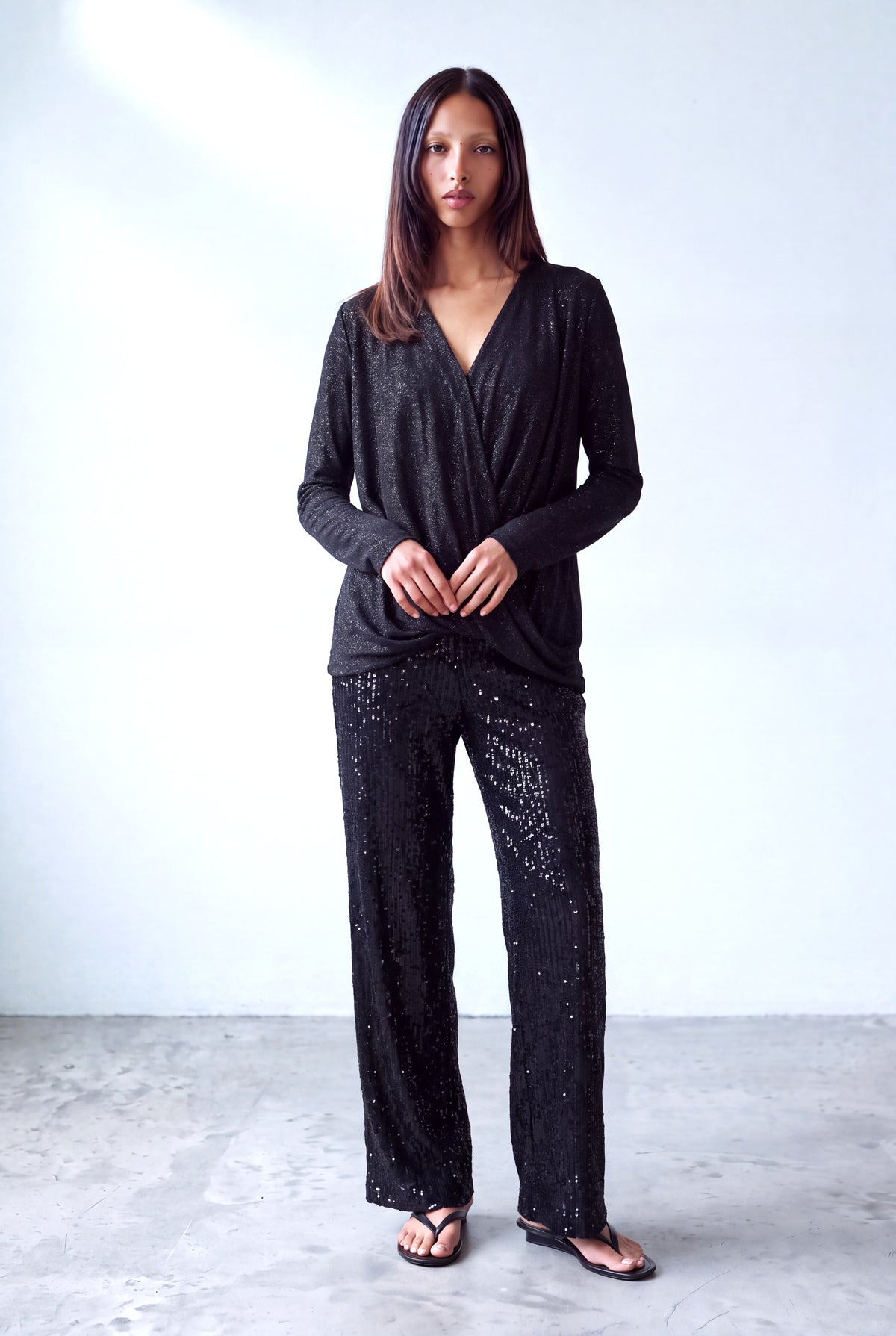 Siyah/Gri Simli Kadın Siyah/Gri Simli Viskon Karışımlı Kruvaze V Yaka Uzun Kollu Ön Dökümlü Drapeli Bluz ANGELA - Top - Westmark London EU(TR) Store Organik Pamuklu Sürdürülebilir Moda