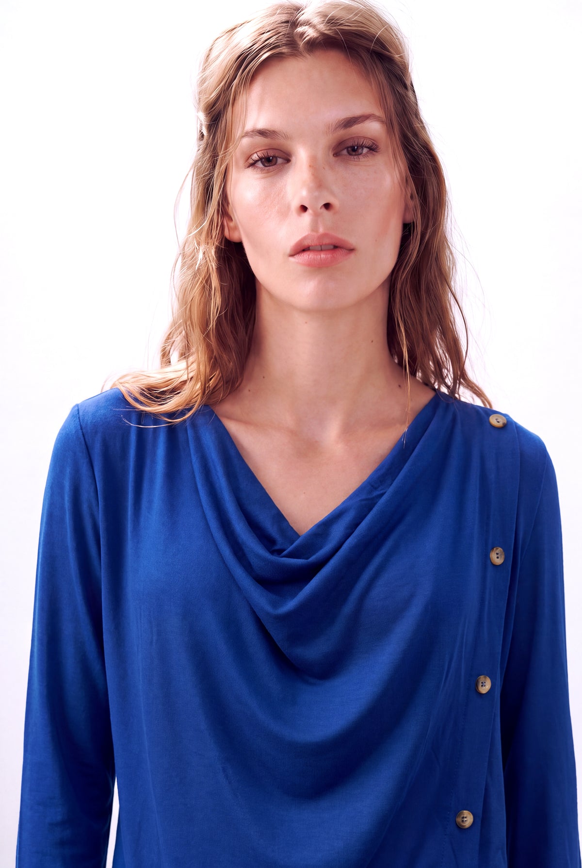 Kobalt Mavi Kadın Kobalt Mavi Viskon Karışımlı Dökümlü Degaje Yaka Uzun Kollu Düğme Detaylı Bluz FELICIA - Top - Westmark London EU(TR) Store Organik Pamuklu Sürdürülebilir Moda