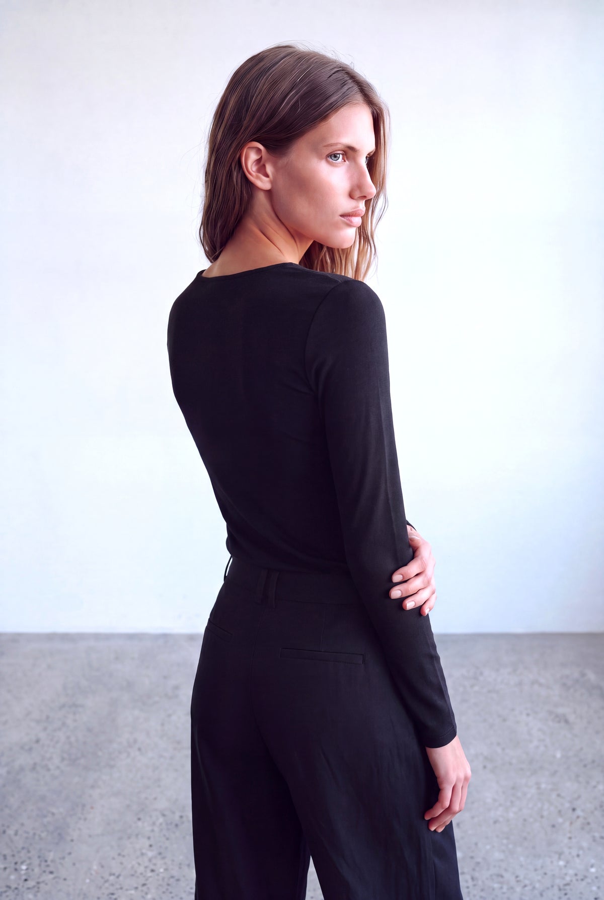 Siyah Kadın Siyah Yumuşak Dokulu V Yaka Uzun Kollu Dikey Büzgü Detaylı Bluz BERENICE - Top - Westmark London EU(TR) Store Organik Pamuklu Sürdürülebilir Moda