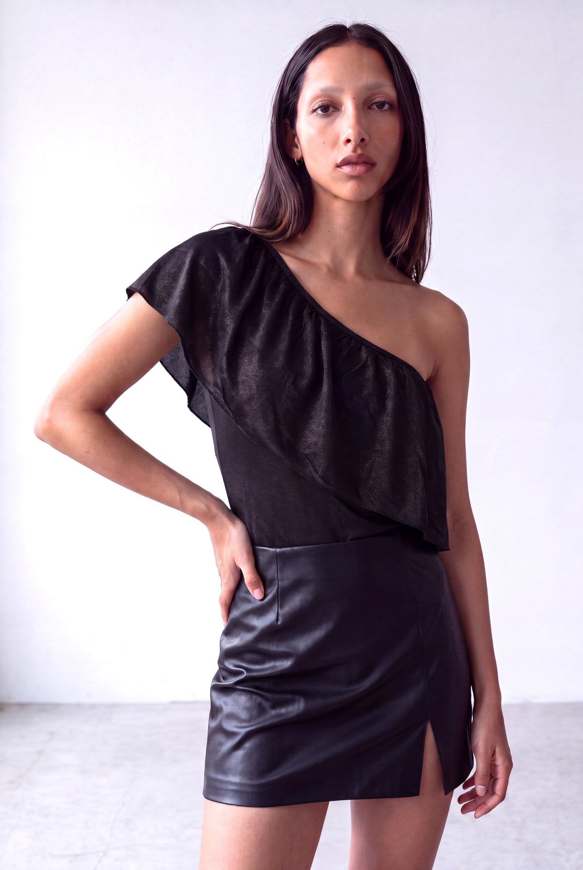 Işıltılı Siyah Kadın Işıltılı Siyah Viskon Asimetrik yaka Tek Omuz Volanlı Bluz HARPER - Top - Westmark London EU(TR) Store Organik Pamuklu Sürdürülebilir Moda