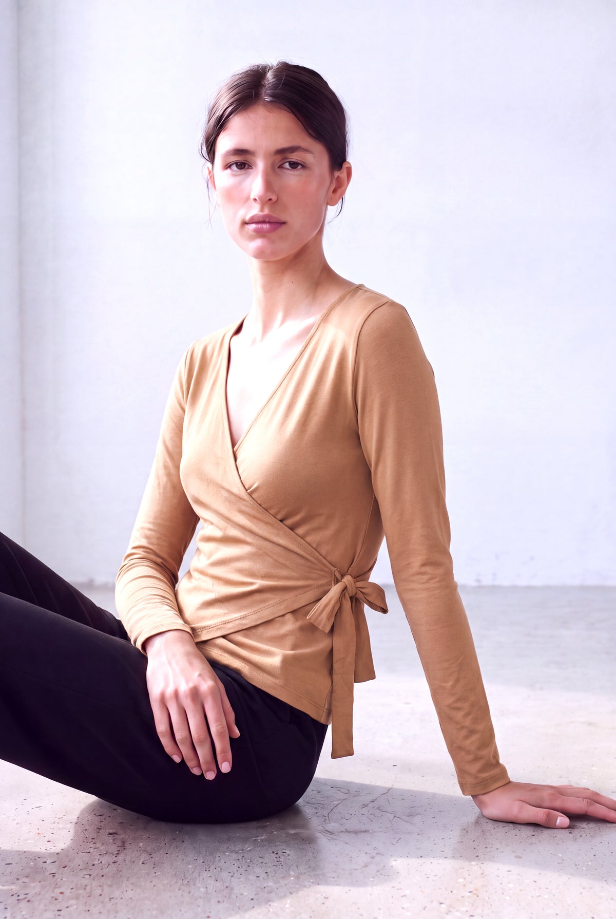Açık Kahve Kadın Açık Kahve Modal / Pamuk Karışımlı V Yaka Uzun Kollu Yandan Bağlamalı Bluz PAULINE - Top - Westmark London EU(TR) Store Organik Pamuklu Sürdürülebilir Moda