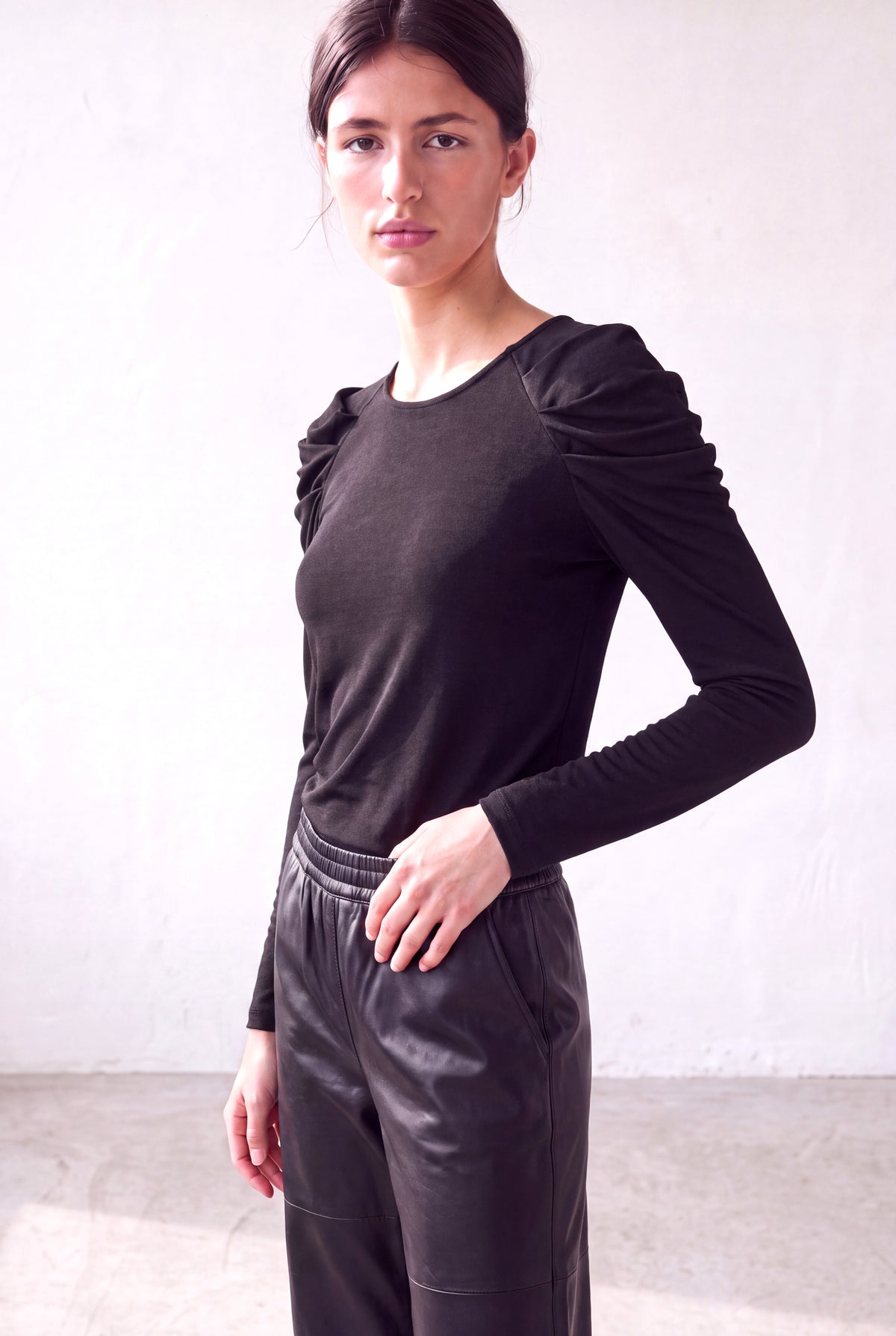 Parlak Siyah Kadın Parlak Siyah Dokulu Bisiklet Yaka Uzun Kollu Pile Detaylı Bluz ROXANNE - Top - Westmark London EU(TR) Store Organik Pamuklu Sürdürülebilir Moda