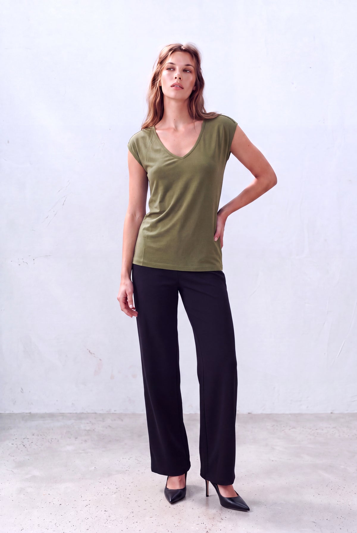 Haki Kadın Haki Modal Karışımlı V Yaka Kısa Kollu Omuz Taş Detaylı T-Shirt HONORA - Top - Westmark London EU(TR) Store Organik Pamuklu Sürdürülebilir Moda