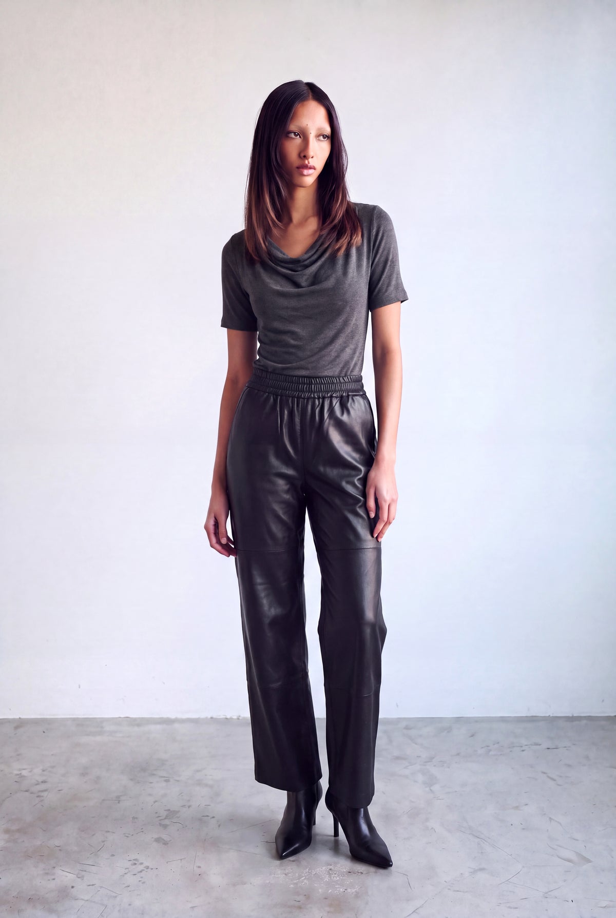 Koyu Gri Melanj Kadın Koyu Gri Melanj Viskon Karışımlı Dökümlü Degaje Yaka Kısa Kollu Bluz GABRIELLE - Top - Westmark London EU(TR) Store Organik Pamuklu Sürdürülebilir Moda