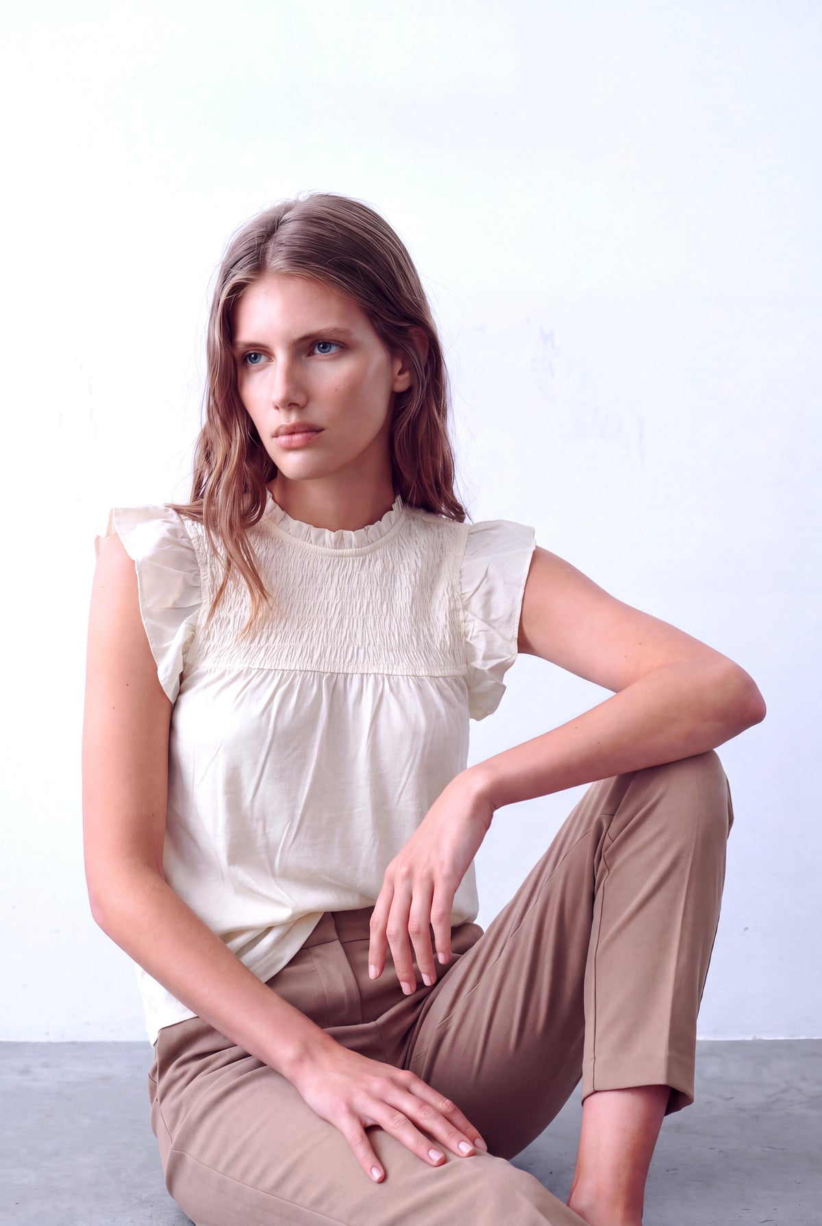 Beyaz Kadın Beyaz %100 Viskon Hafif Dik Yaka Fırfırlı Kısa Kol Göğüs Gipeli Arkadan Bağlamalı Bluz ELODIE - Top - Westmark London EU(TR) Store Organik Pamuklu Sürdürülebilir Moda