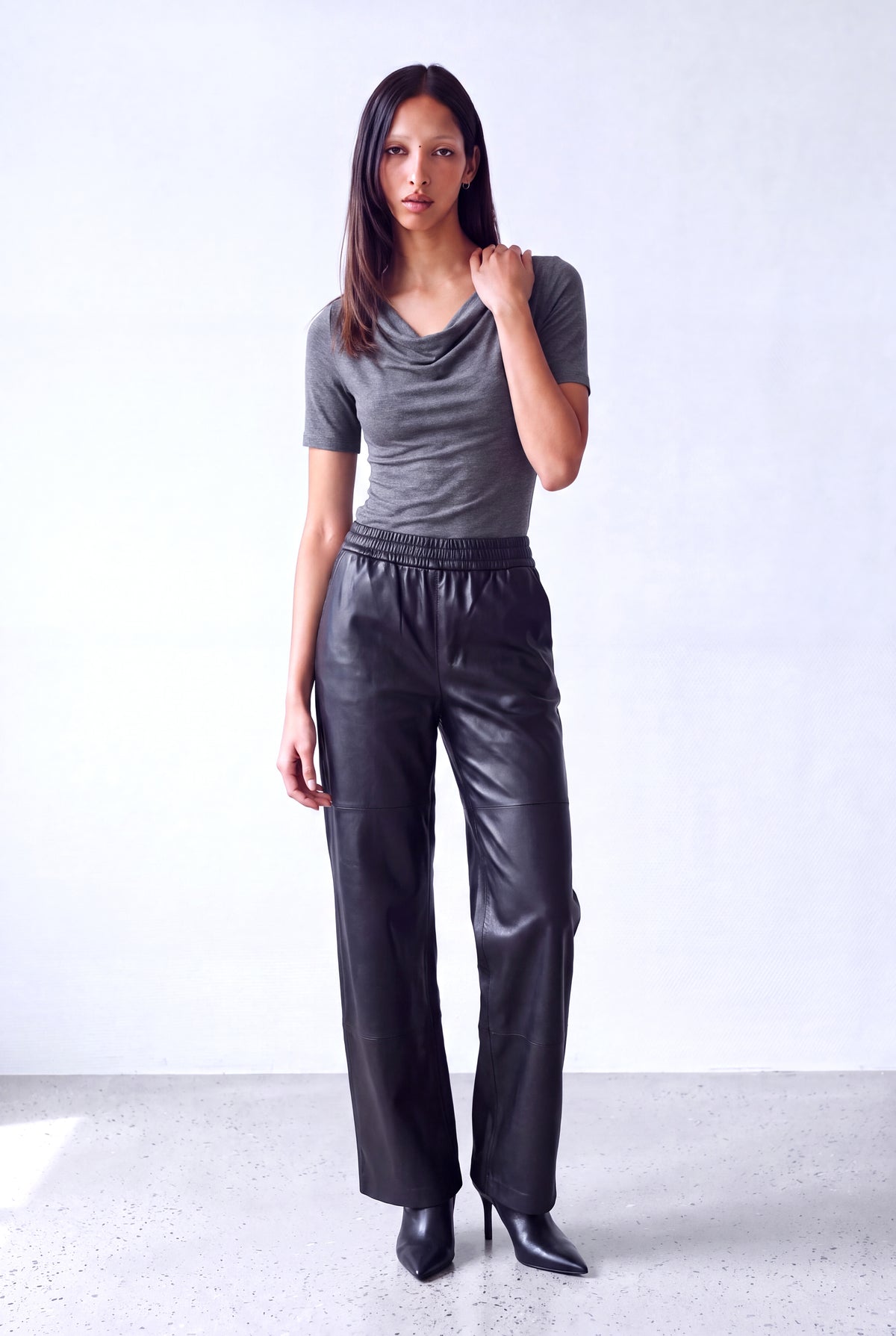 Koyu Gri Melanj Kadın Koyu Gri Melanj Viskon Karışımlı Dökümlü Degaje Yaka Kısa Kollu Bluz GABRIELLE - Top - Westmark London EU(TR) Store Organik Pamuklu Sürdürülebilir Moda