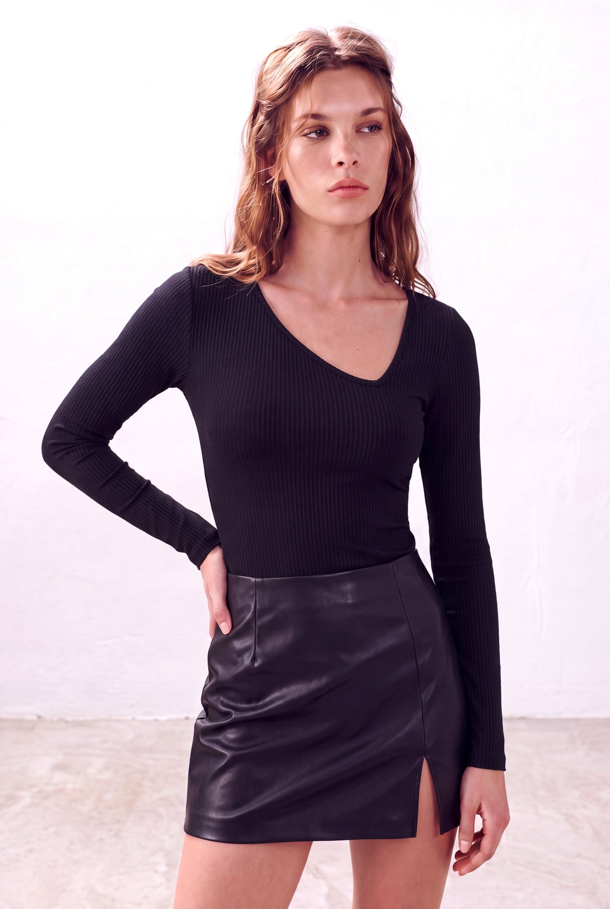 Siyah Kadın Siyah Jakarlı Asimetrik V Yaka Uzun Kollu Bluz DERVLA - Top - Westmark London EU(TR) Store Organik Pamuklu Sürdürülebilir Moda