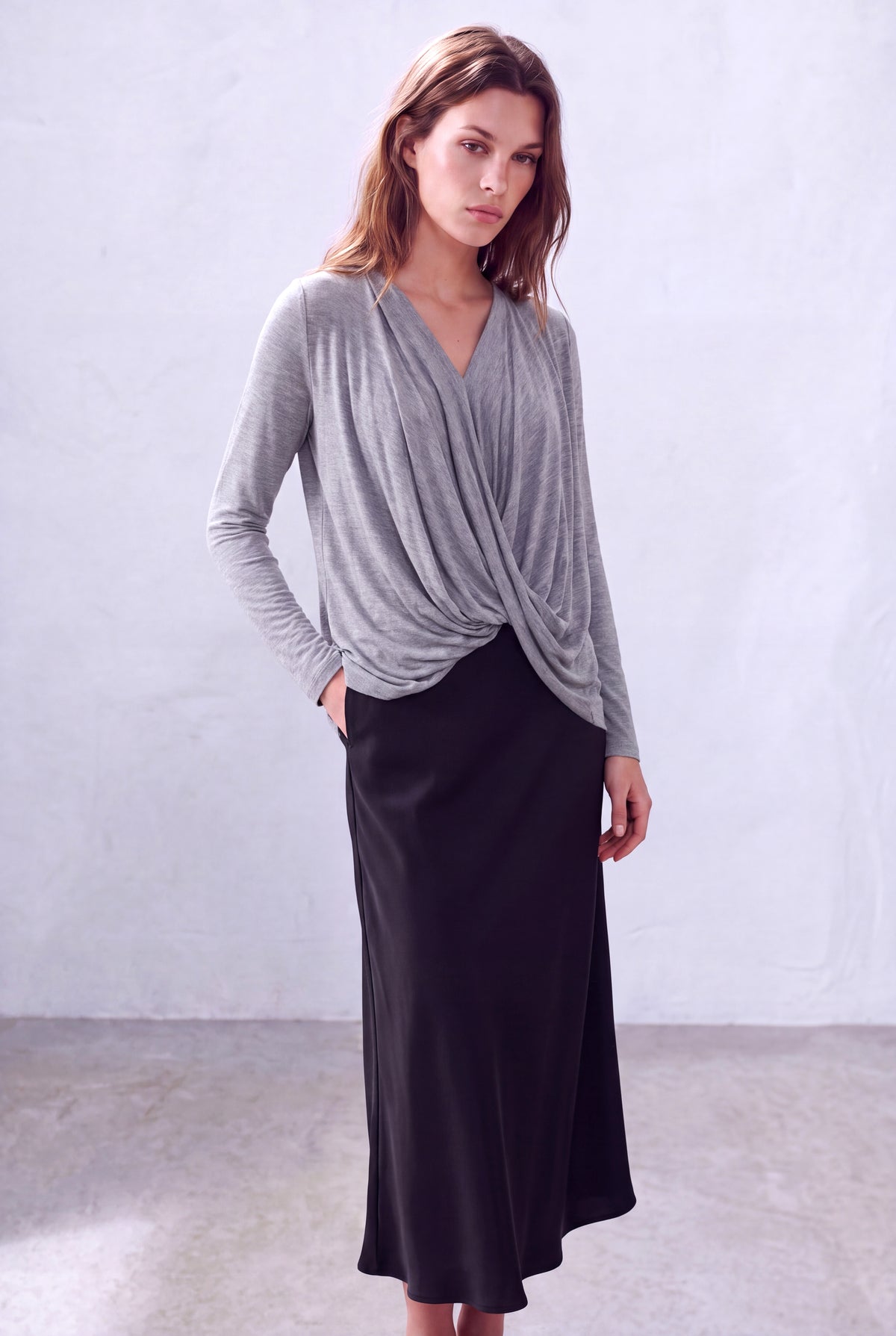 Açık Gri Melanj Kadın Açık Gri Melanj Viskon Karışımlı V Yaka Uzun Kollu Önü Dökümlü Büzgülü Bluz HARLOW - Top - Westmark London EU(TR) Store Organik Pamuklu Sürdürülebilir Moda