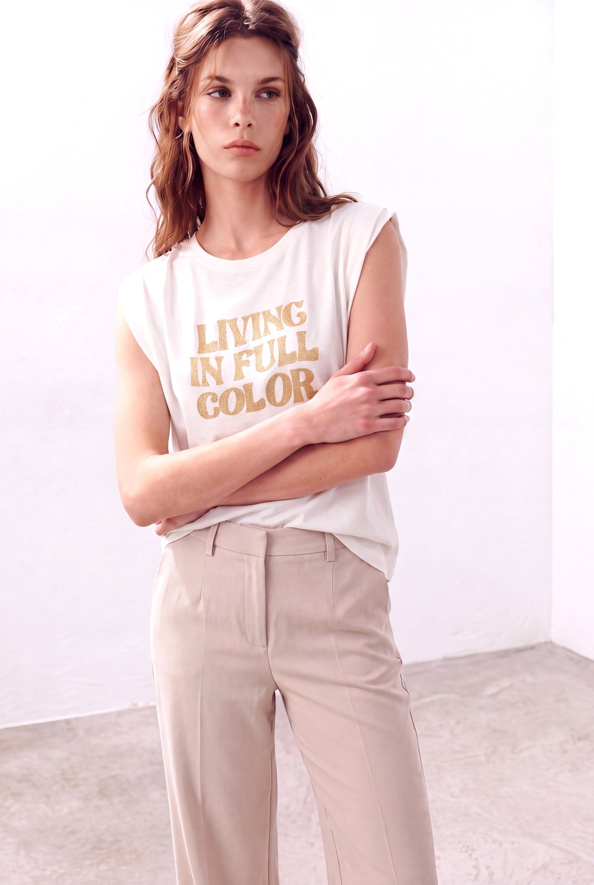 Ekru Kadın Ekru Pamuklu Bisiklet Yaka Kolsuz Vatkalı Gold Baskılı T-Shirt PENNY - Top - Westmark London EU(TR) Store Organik Pamuklu Sürdürülebilir Moda